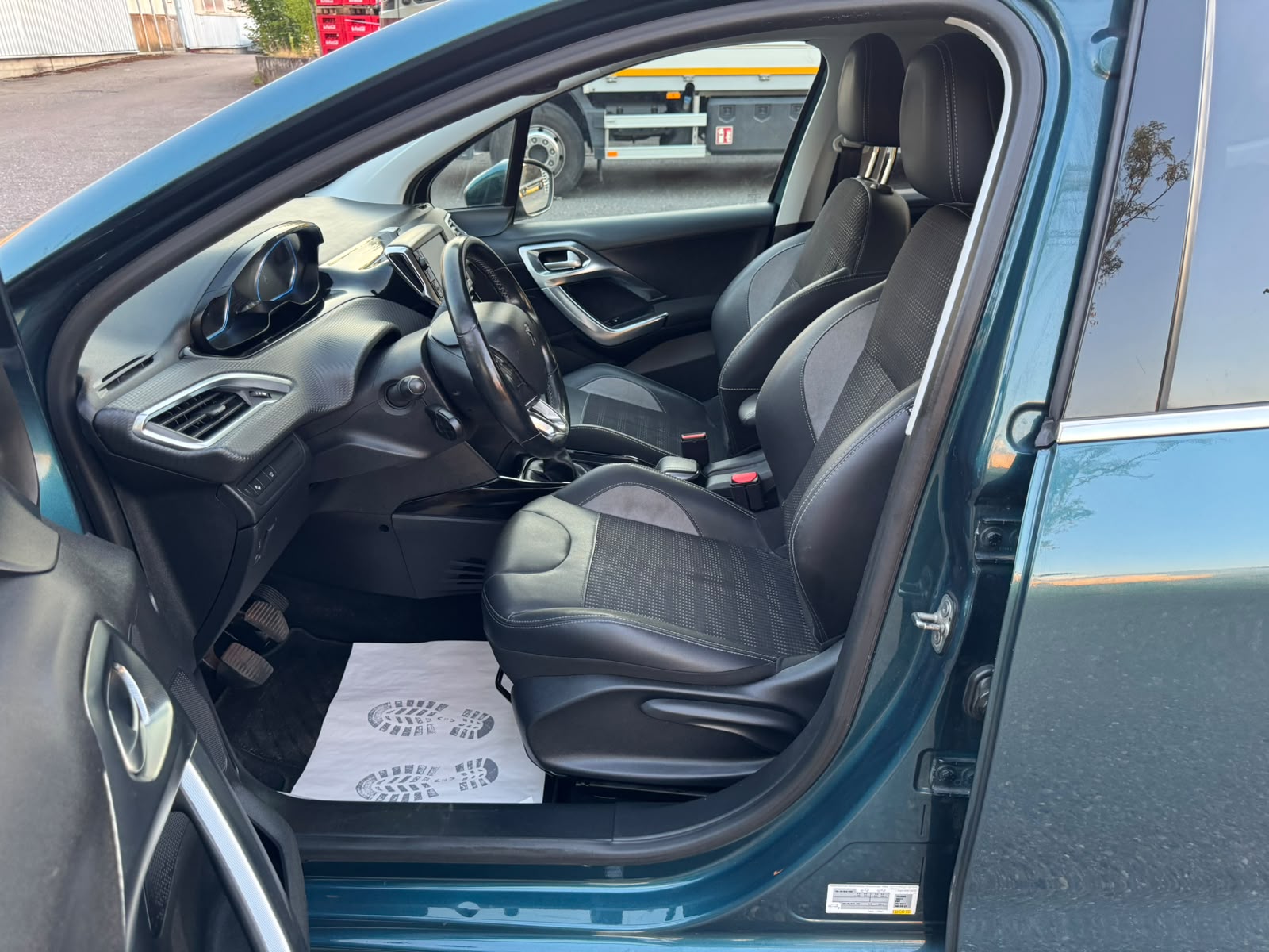 PEUGEOT 2008 1.2 PureTech Allure-image-9