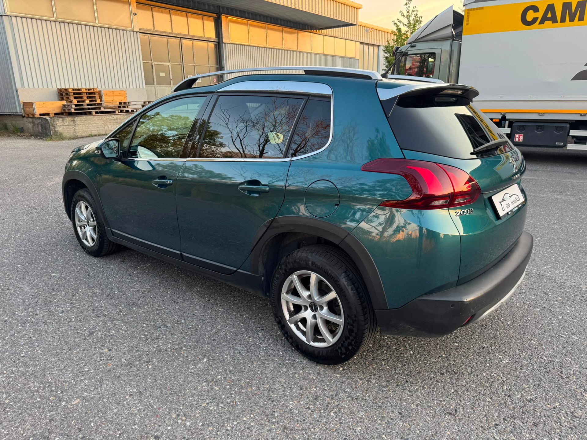 PEUGEOT 2008 1.2 PureTech Allure-image-4