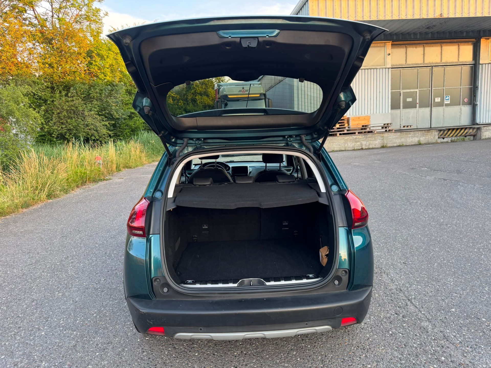 PEUGEOT 2008 1.2 PureTech Allure-image-6