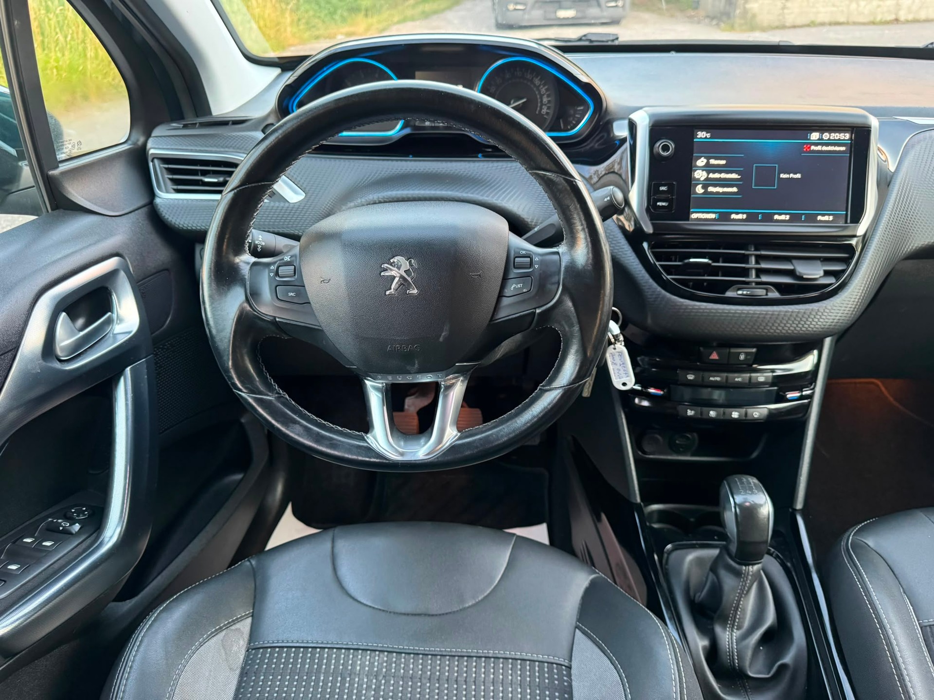 PEUGEOT 2008 1.2 PureTech Allure-image-17