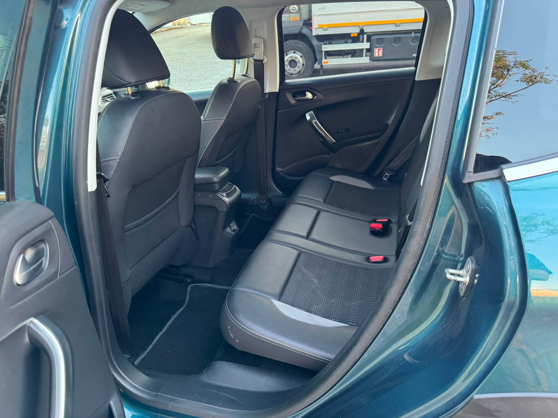PEUGEOT 2008 1.2 PureTech Allure-image-13