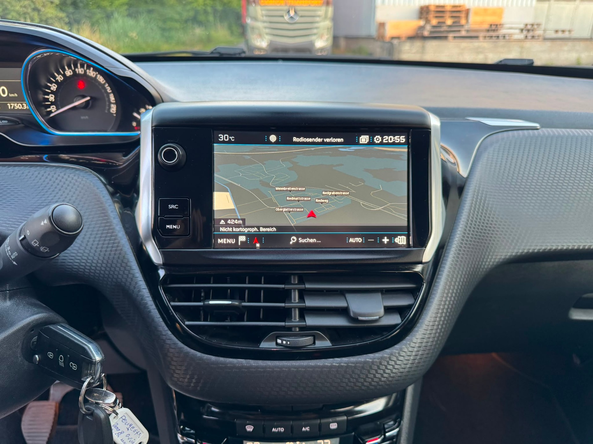 PEUGEOT 2008 1.2 PureTech Allure-image-24