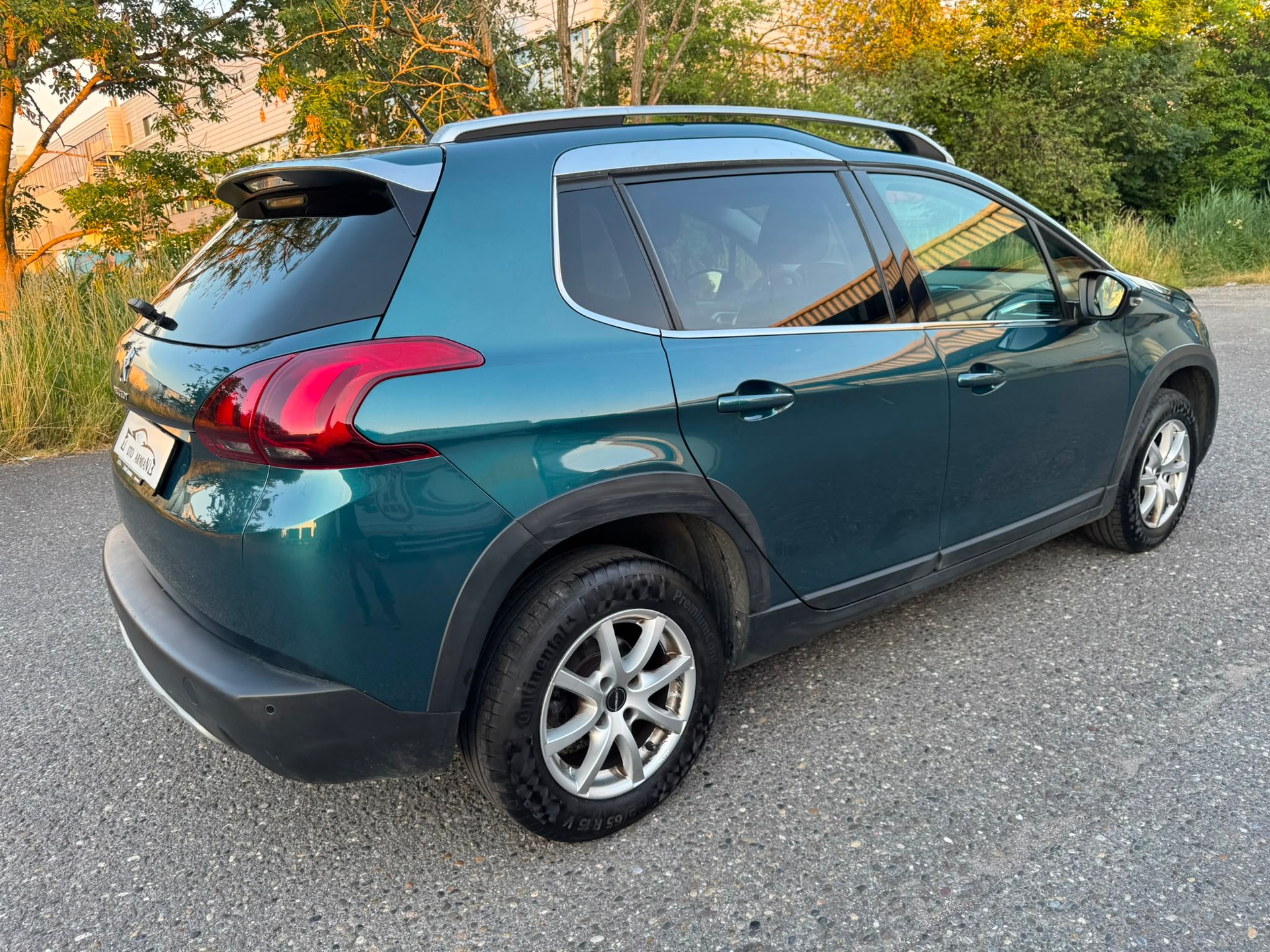 PEUGEOT 2008 1.2 PureTech Allure-image-5