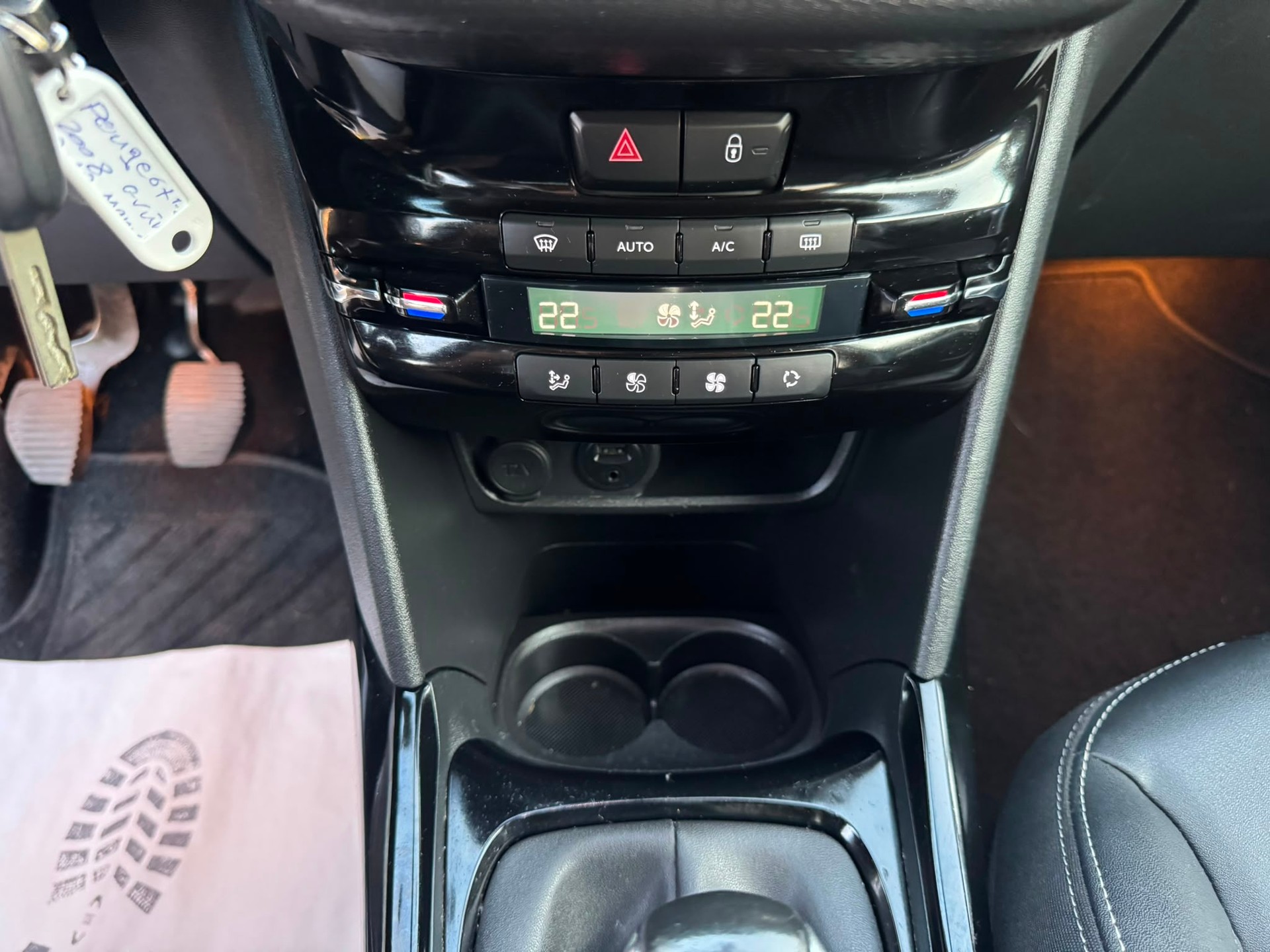 PEUGEOT 2008 1.2 PureTech Allure-image-19