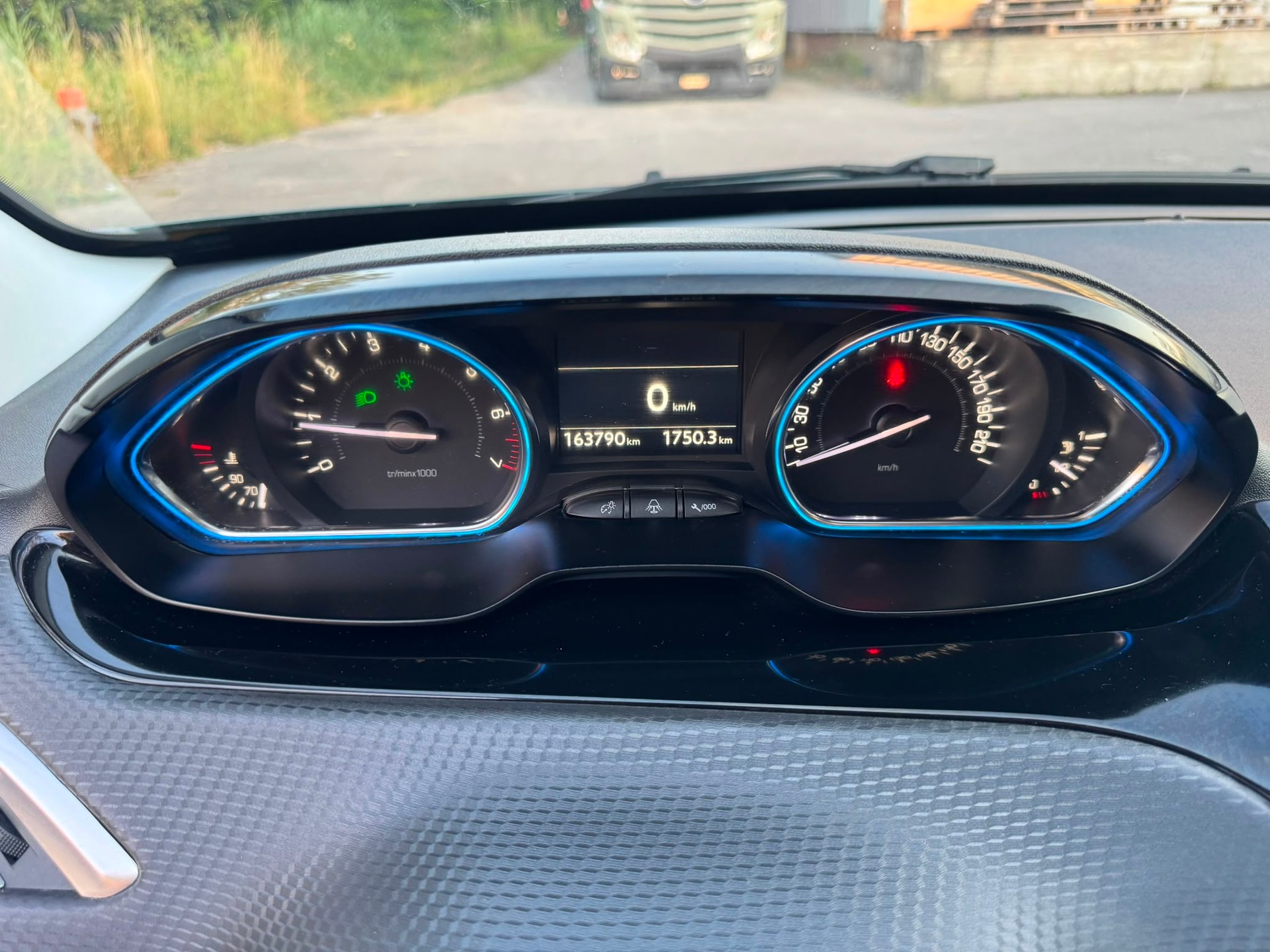 PEUGEOT 2008 1.2 PureTech Allure-image-22