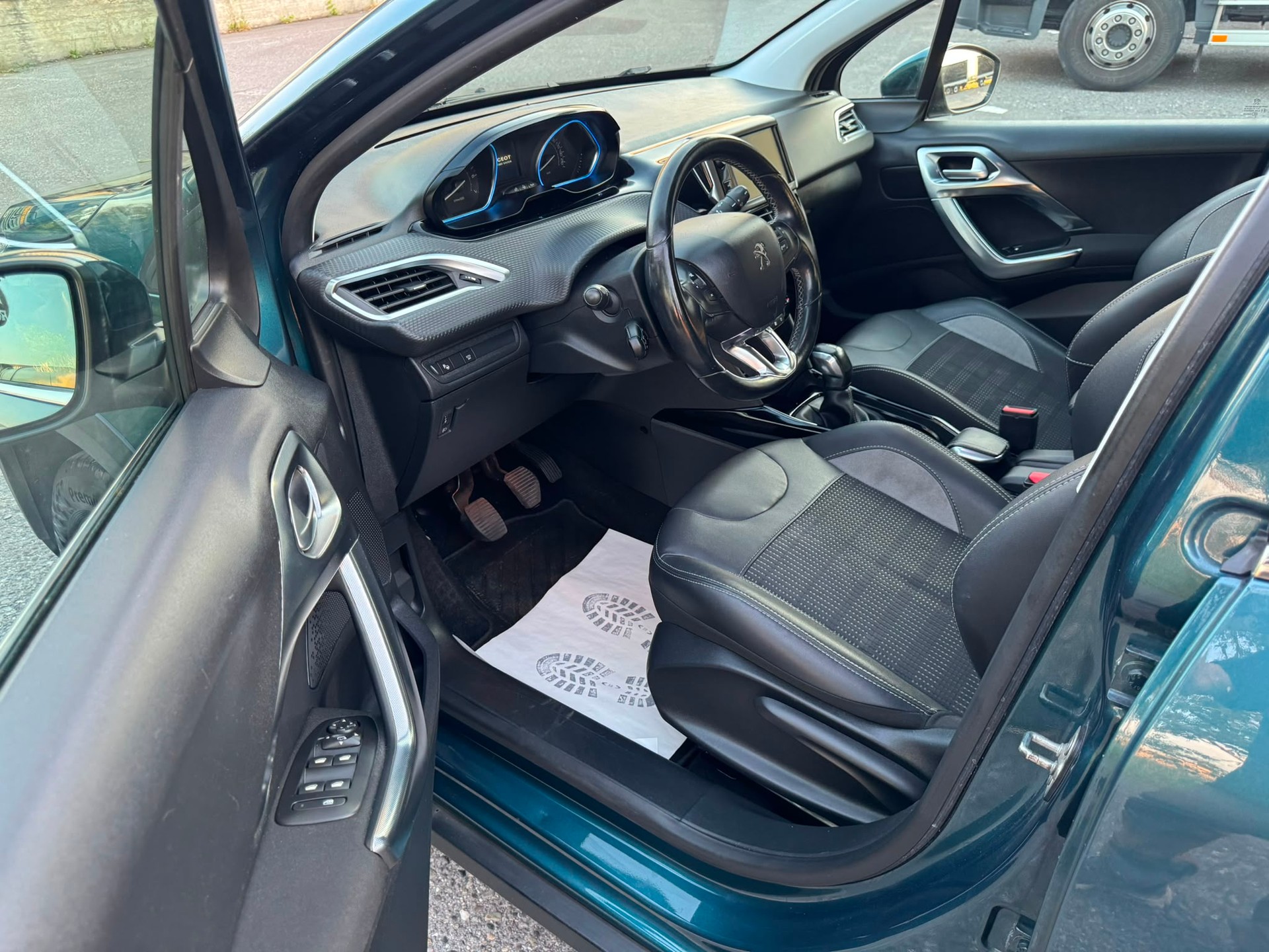 PEUGEOT 2008 1.2 PureTech Allure-image-10