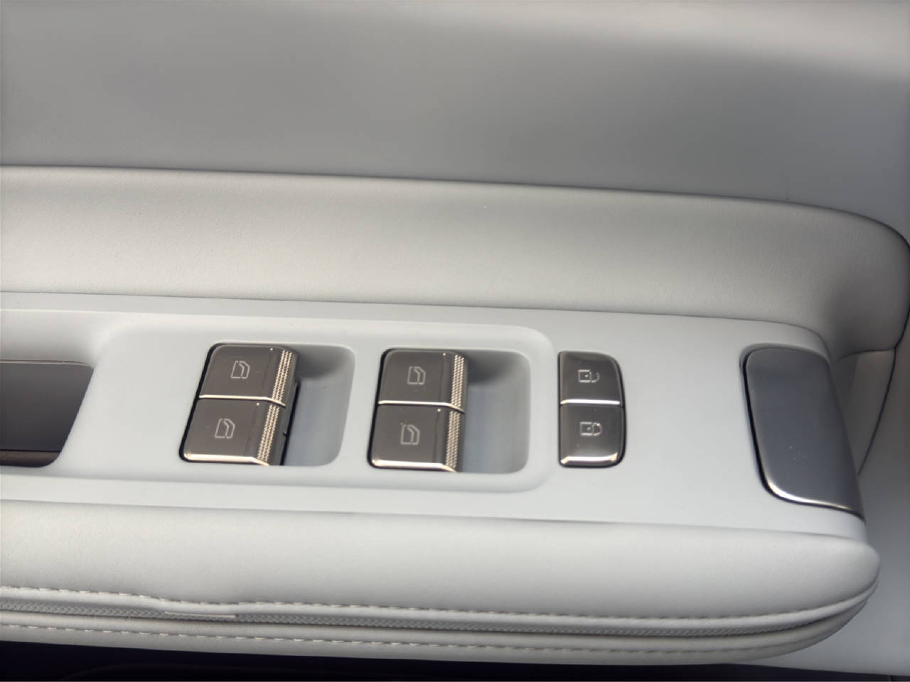 POLESTAR 4 Long Range 544 PS Dual Motor PERFORMANCE 100 kWh AWD-image-16