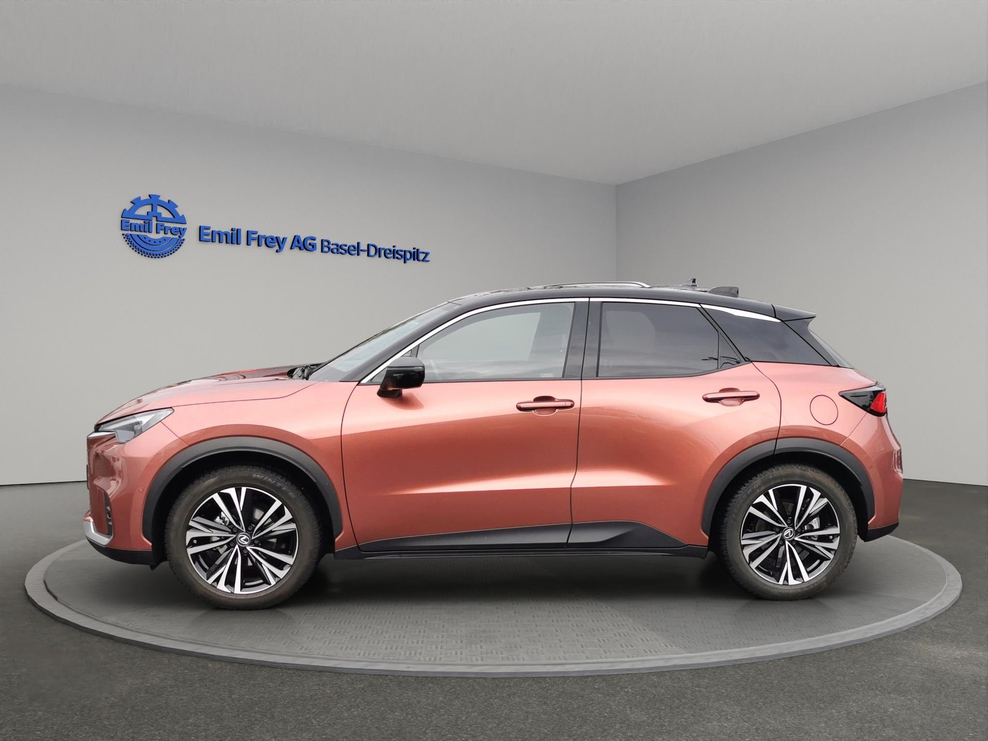 LEXUS LBX 1.5 Hybrid Cool AWD-image-2