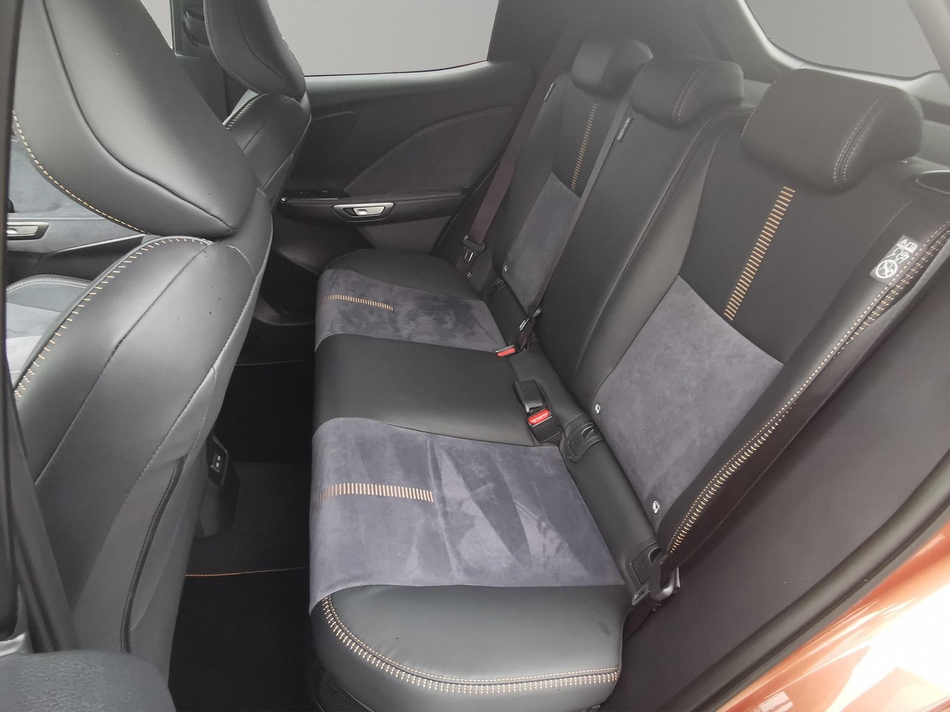 LEXUS LBX 1.5 Hybrid Cool AWD-image-7