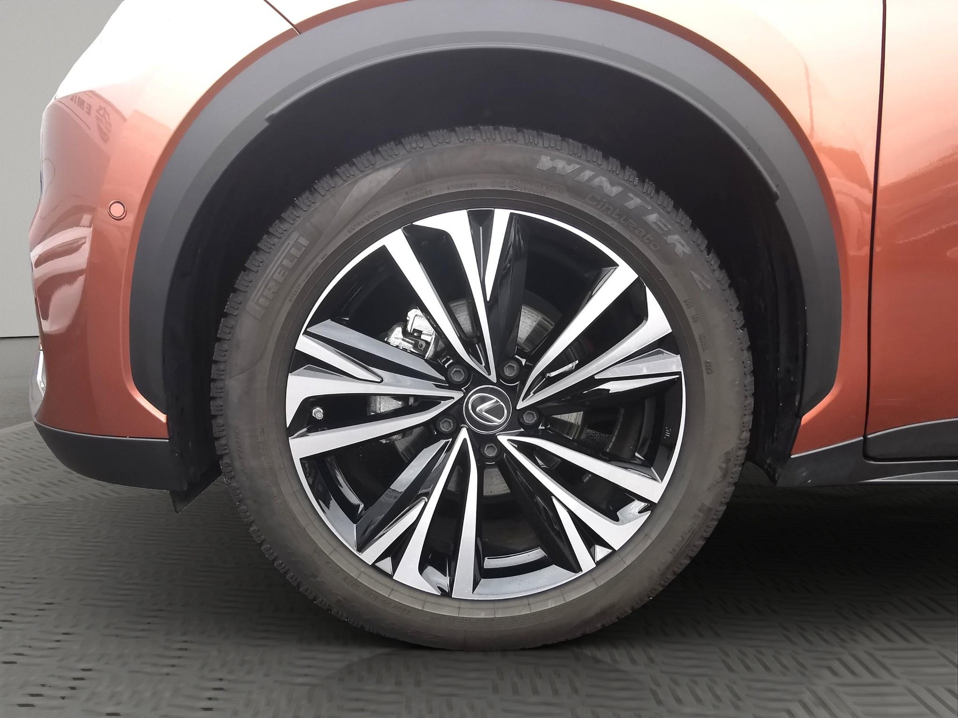 LEXUS LBX 1.5 Hybrid Cool AWD-image-9