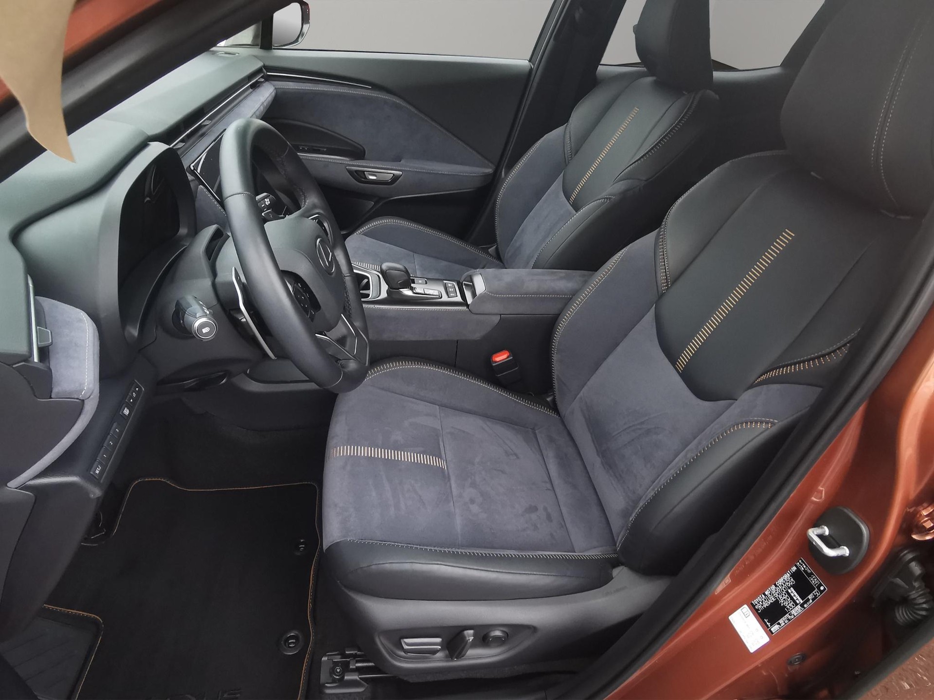 LEXUS LBX 1.5 Hybrid Cool AWD-image-1