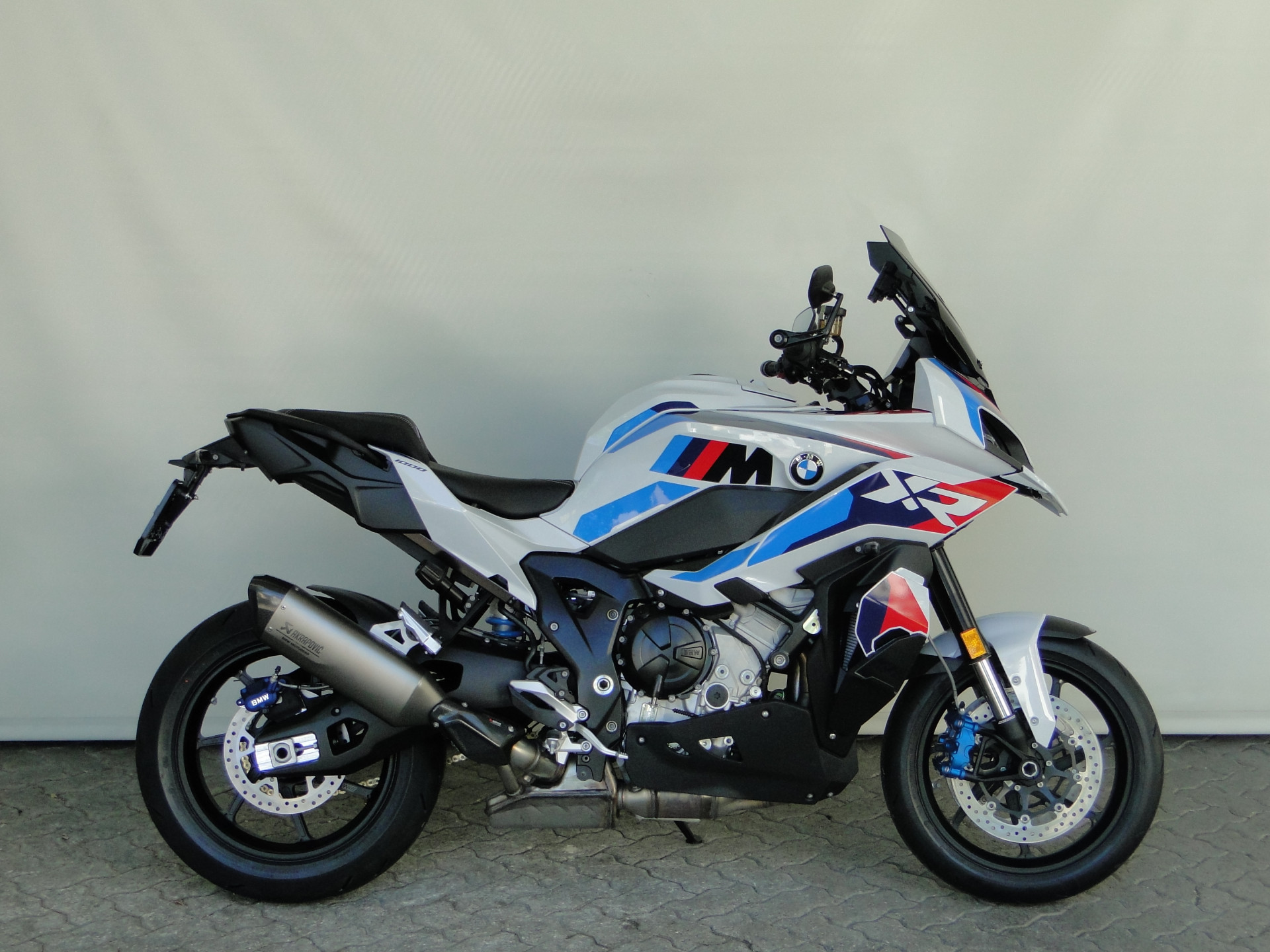 BMW M 1000 XR 2.9% Leasing-showroom-element-1