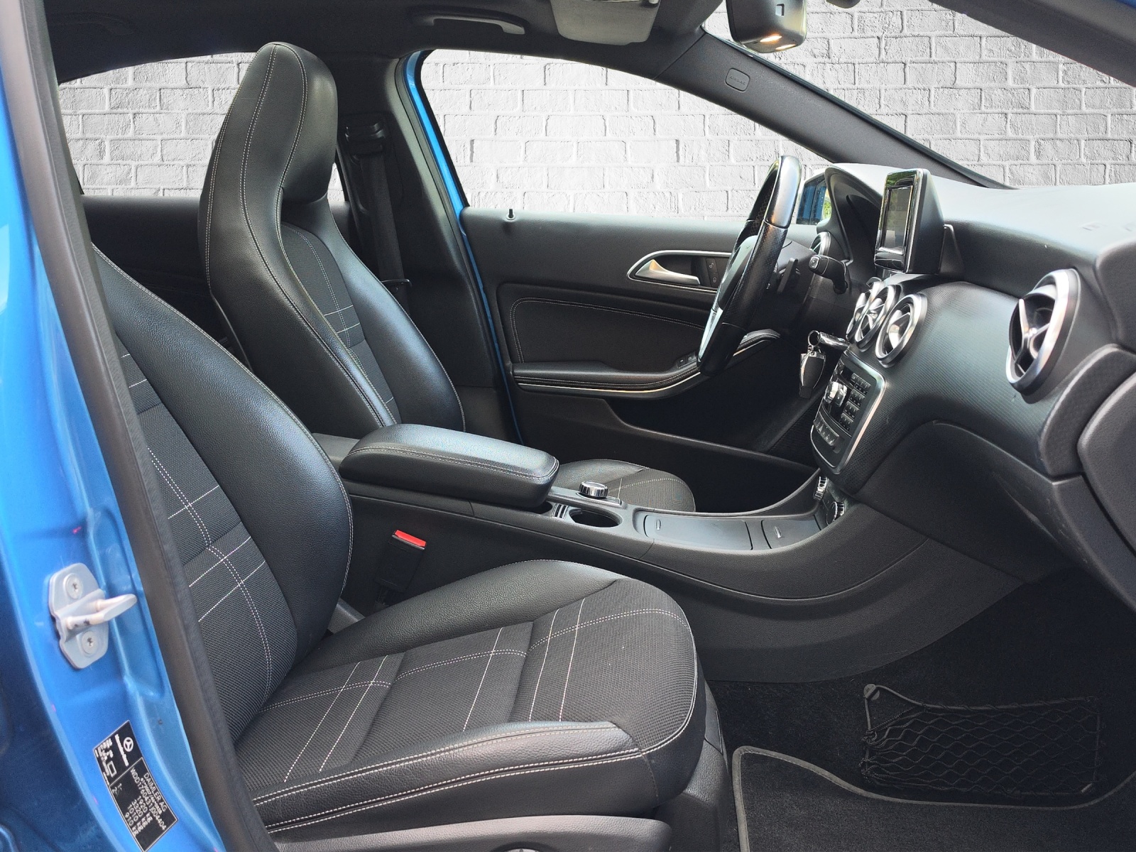 MERCEDES-BENZ A 200 Urban 7G-DCT-image-15