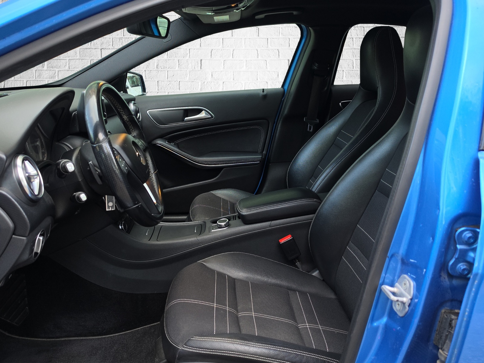MERCEDES-BENZ A 200 Urban 7G-DCT-image-8