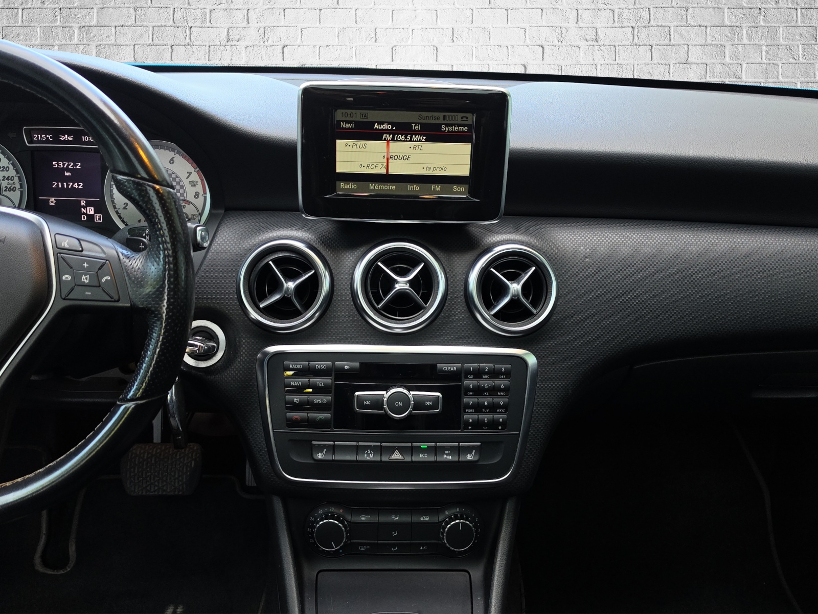 MERCEDES-BENZ A 200 Urban 7G-DCT-image-14