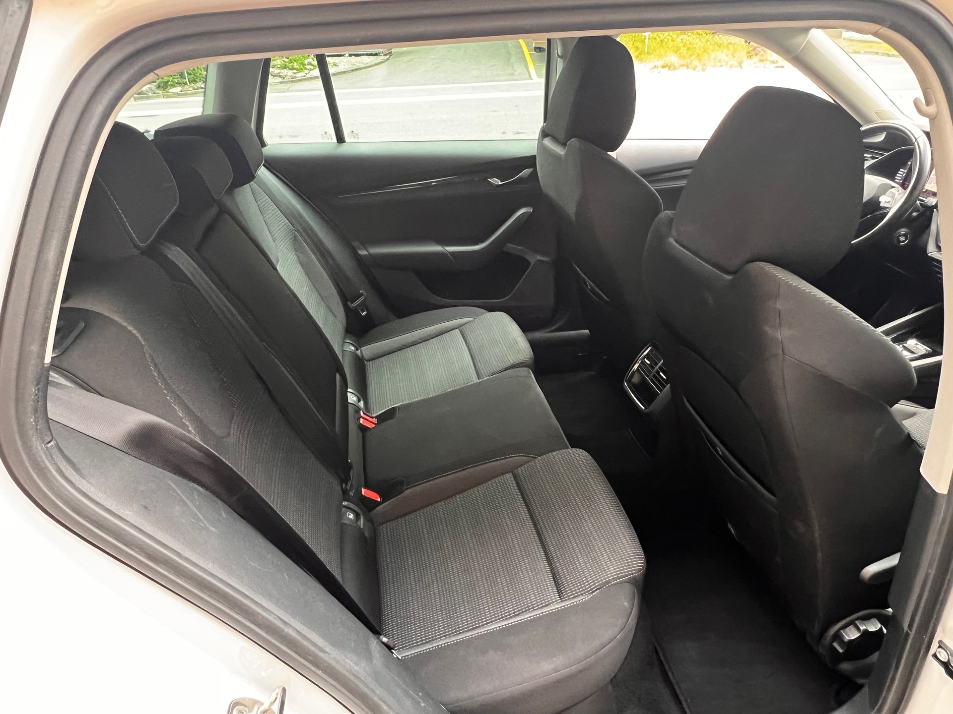SKODA Octavia Combi 2.0 TDI DSG Ambition 4x4-image-15