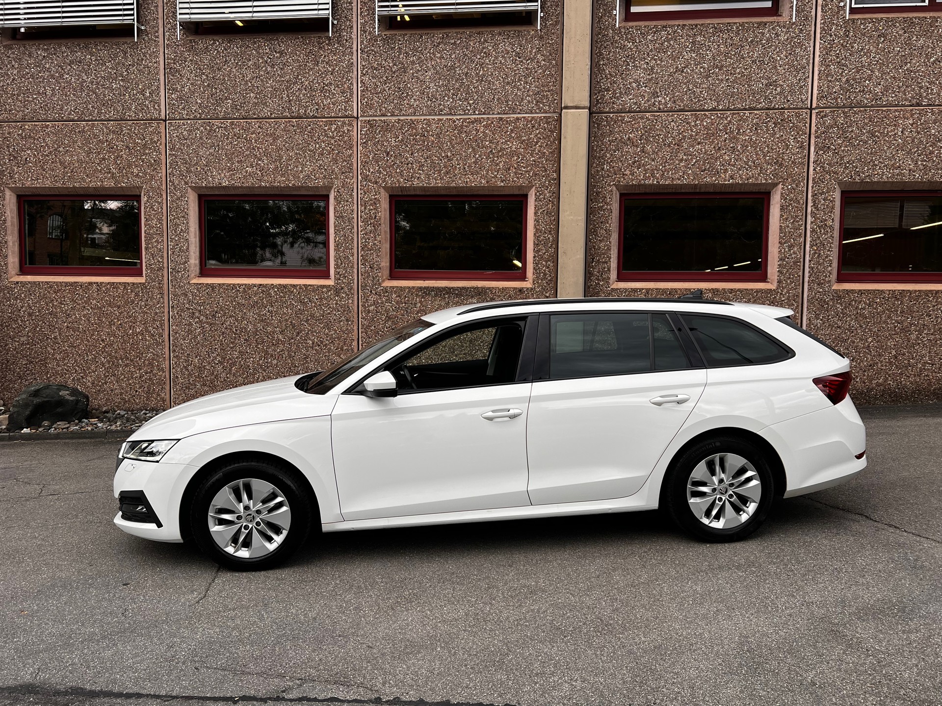 SKODA Octavia Combi 2.0 TDI DSG Ambition 4x4-showroom-element-1