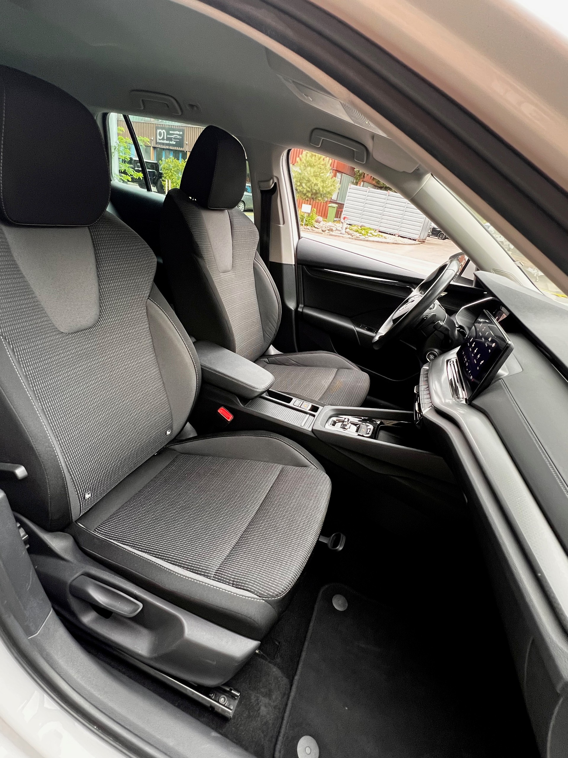 SKODA Octavia Combi 2.0 TDI DSG Ambition 4x4-image-13