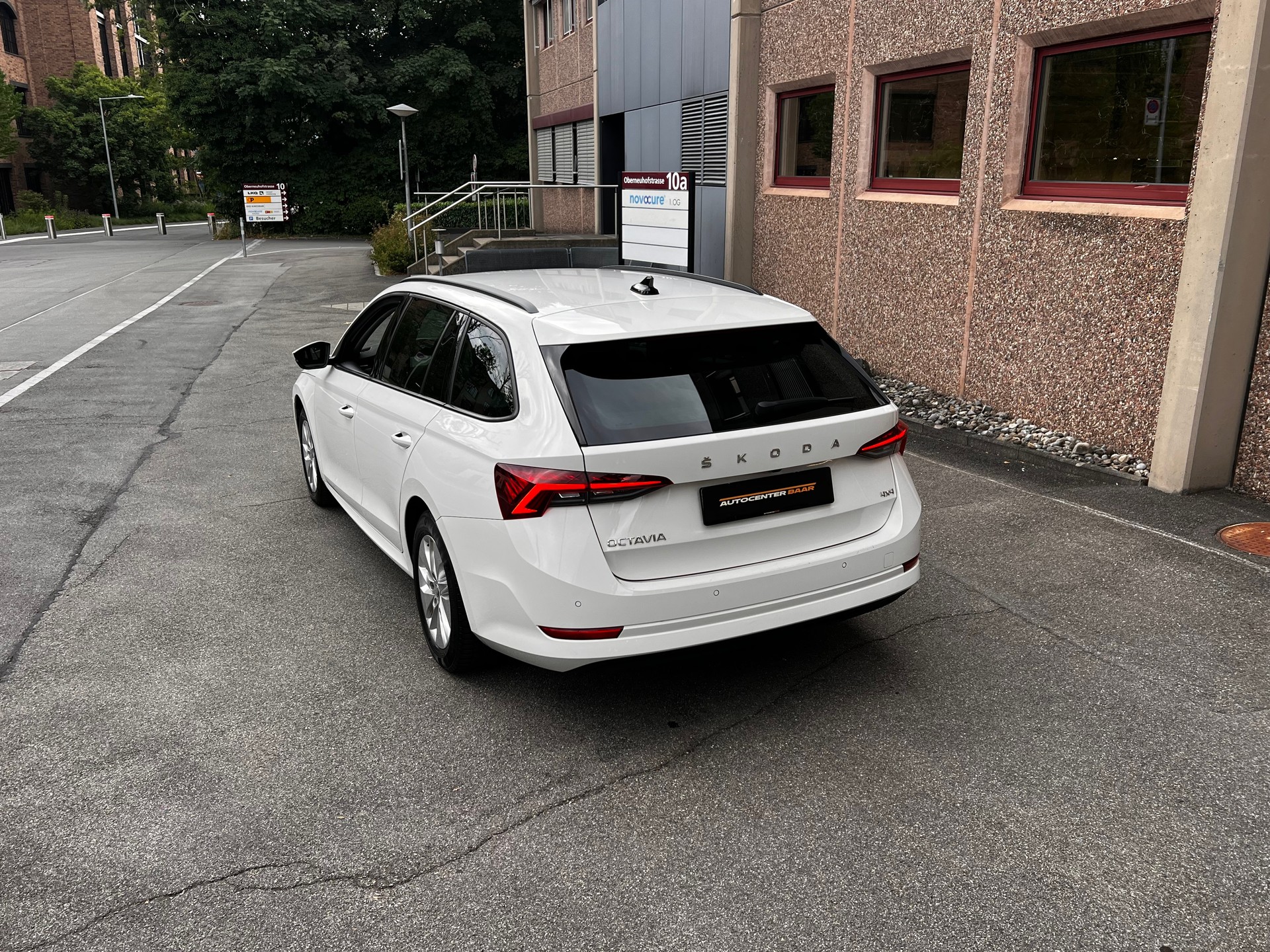 SKODA Octavia Combi 2.0 TDI DSG Ambition 4x4-image-4