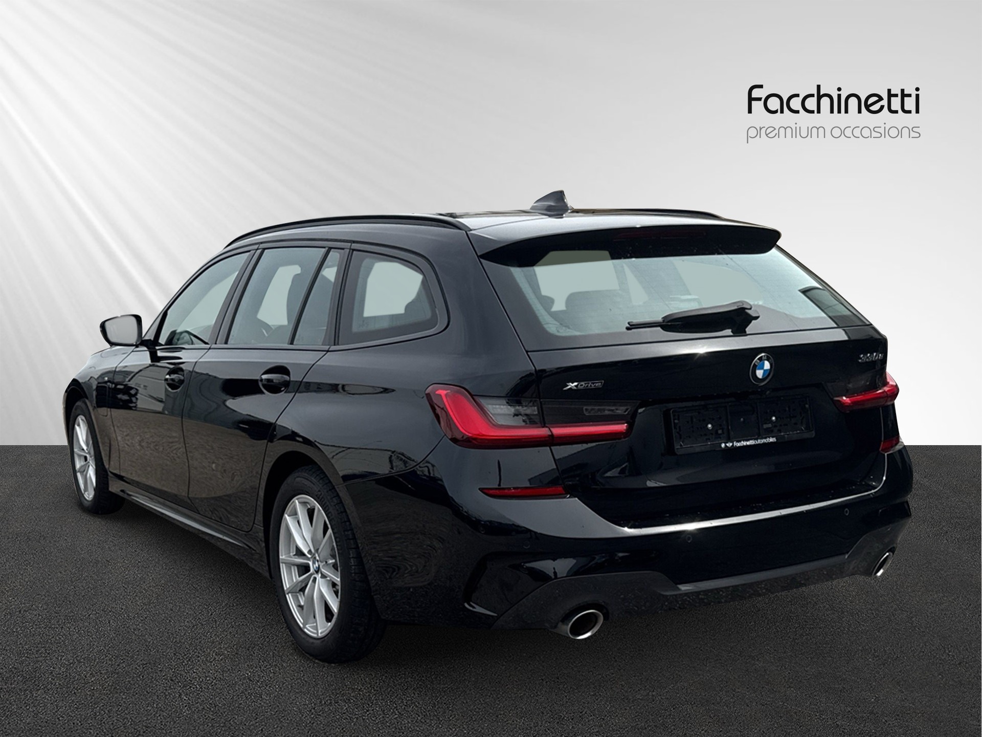 BMW 330e x DriveTouring M Sport Steptronic-image-2