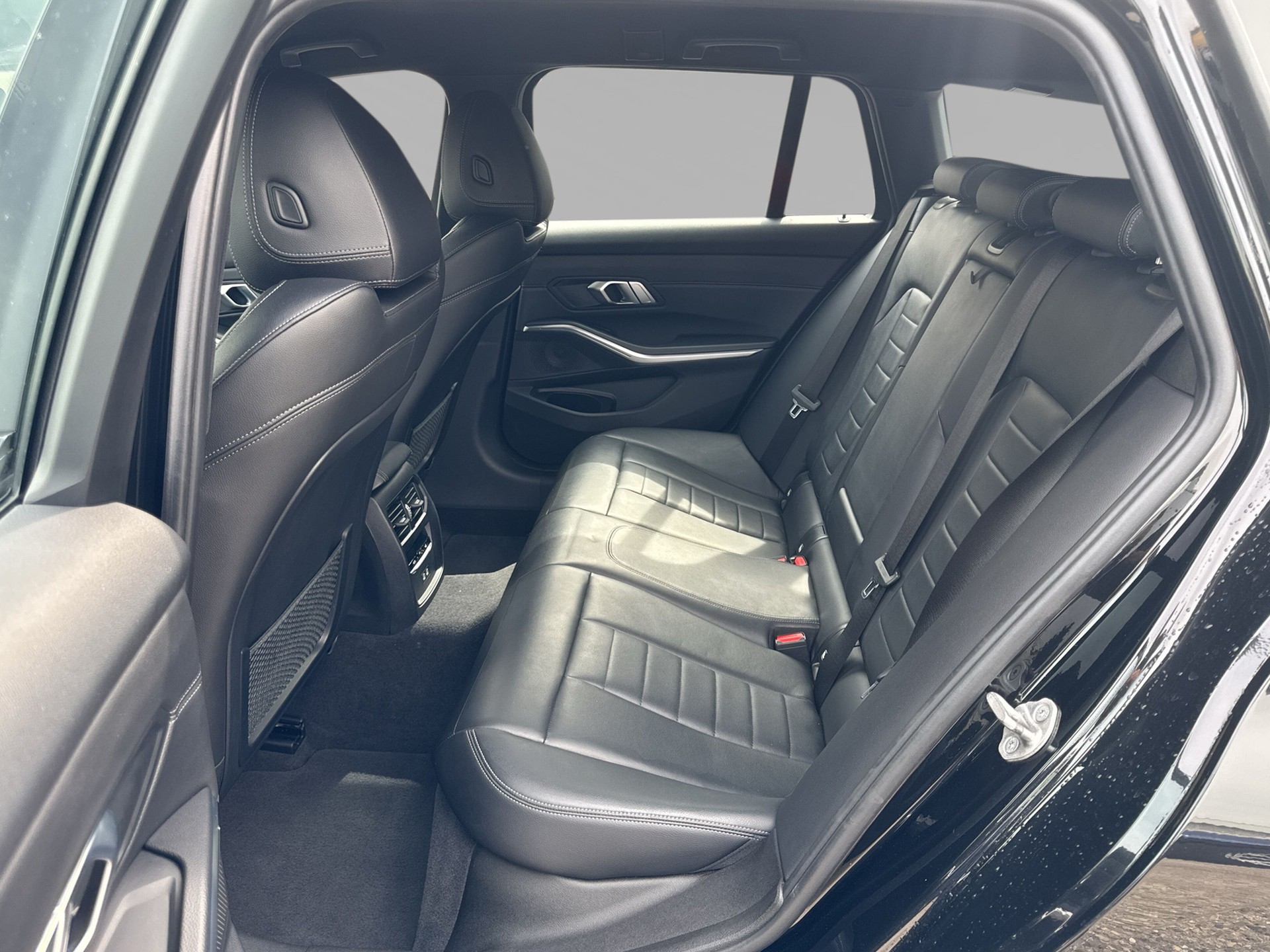BMW 330e x DriveTouring M Sport Steptronic-image-6