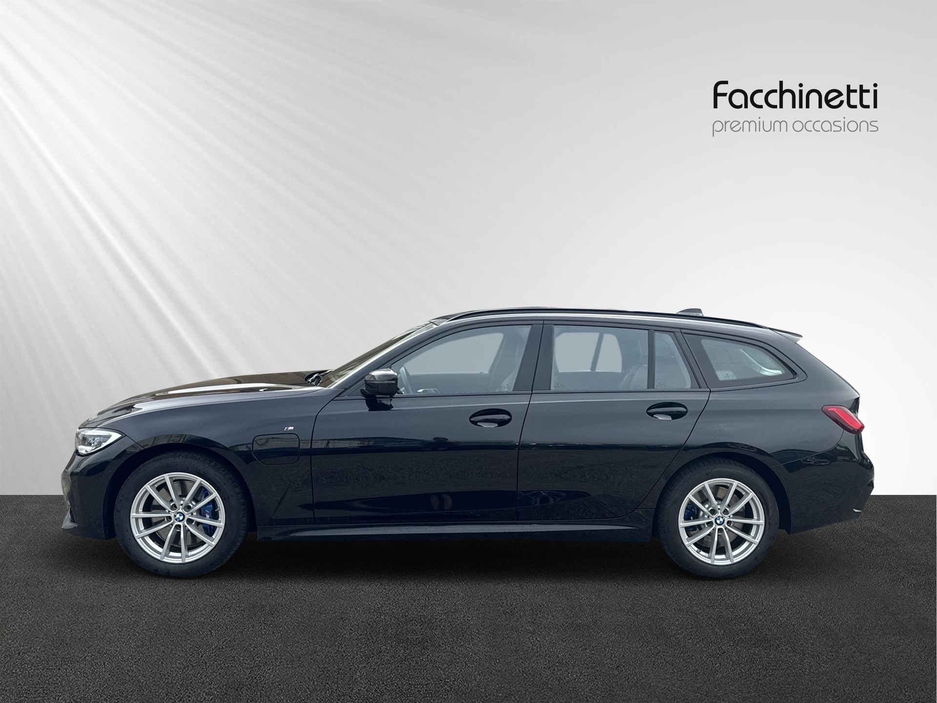 BMW 330e x DriveTouring M Sport Steptronic-image-1