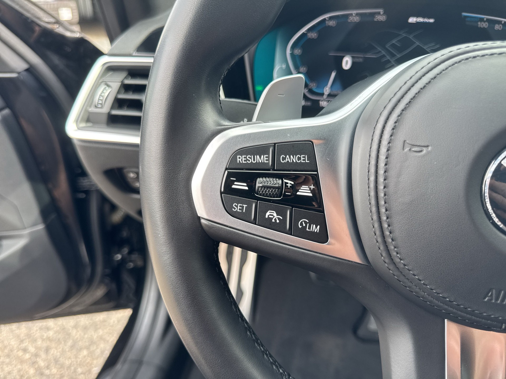 BMW 330e x DriveTouring M Sport Steptronic-image-14