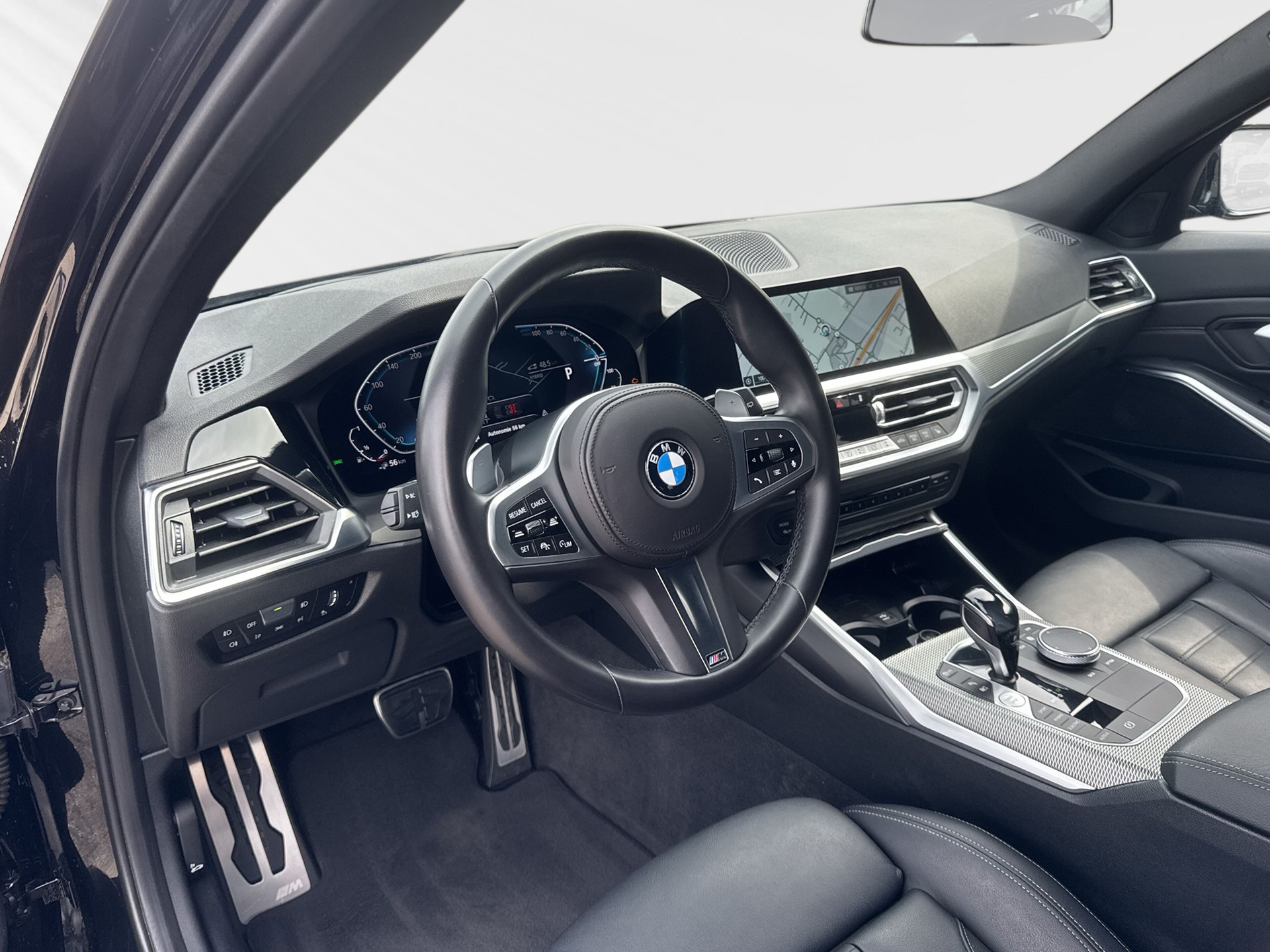 BMW 330e x DriveTouring M Sport Steptronic-image-3