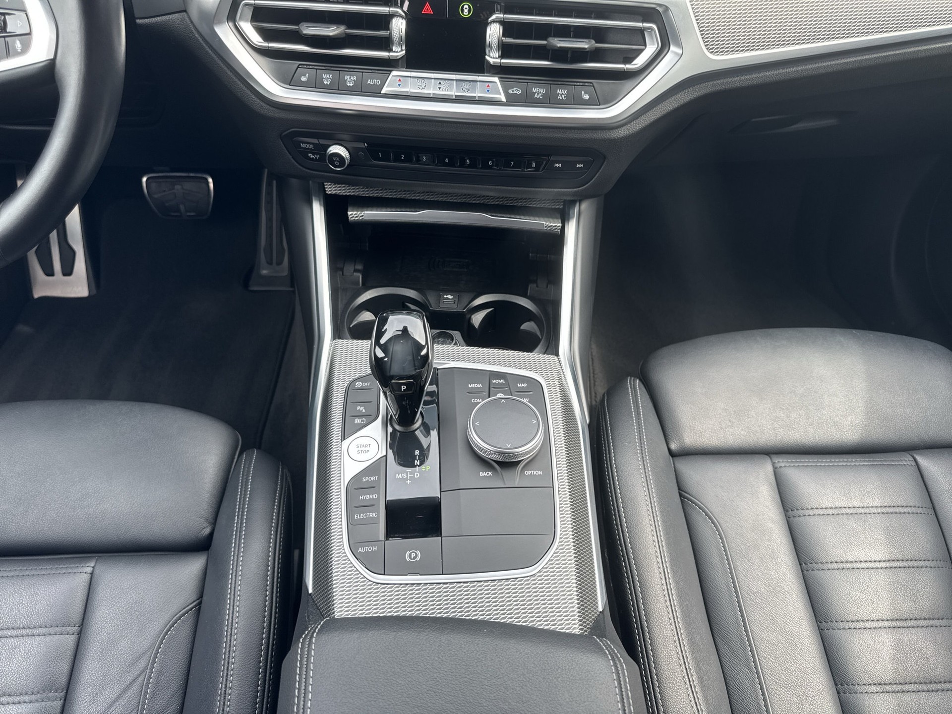 BMW 330e x DriveTouring M Sport Steptronic-image-12
