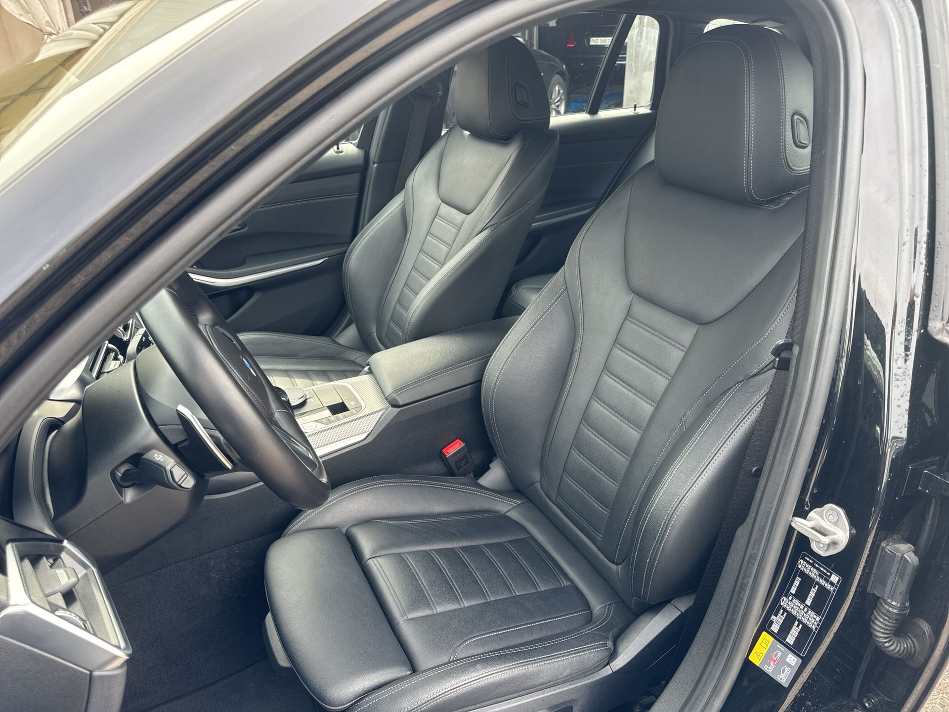 BMW 330e x DriveTouring M Sport Steptronic-image-9