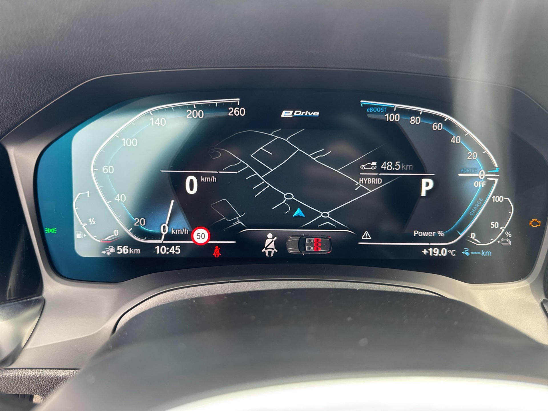 BMW 330e x DriveTouring M Sport Steptronic-image-13