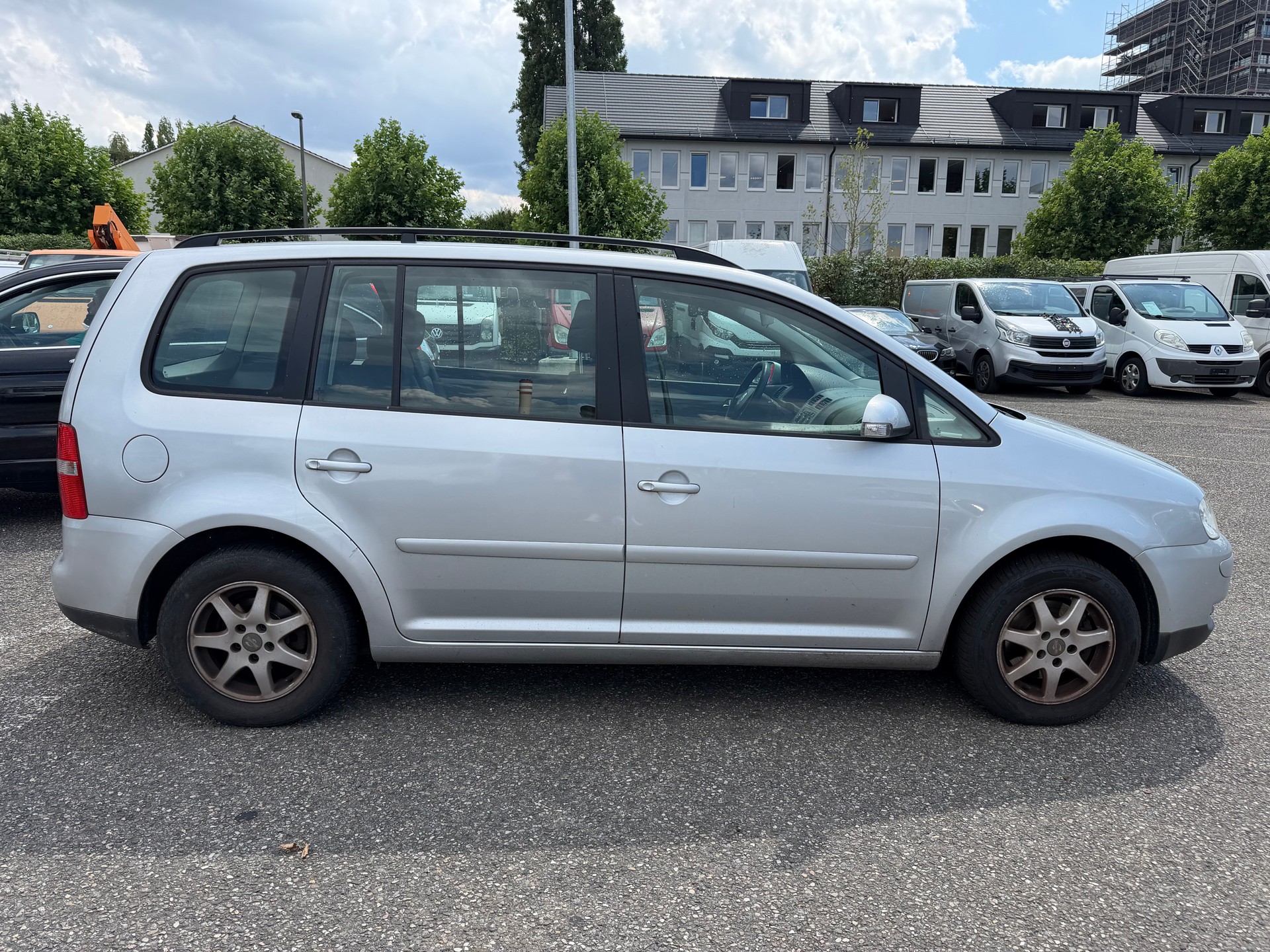 VW Touran 2.0 TDI Trendline-image-5