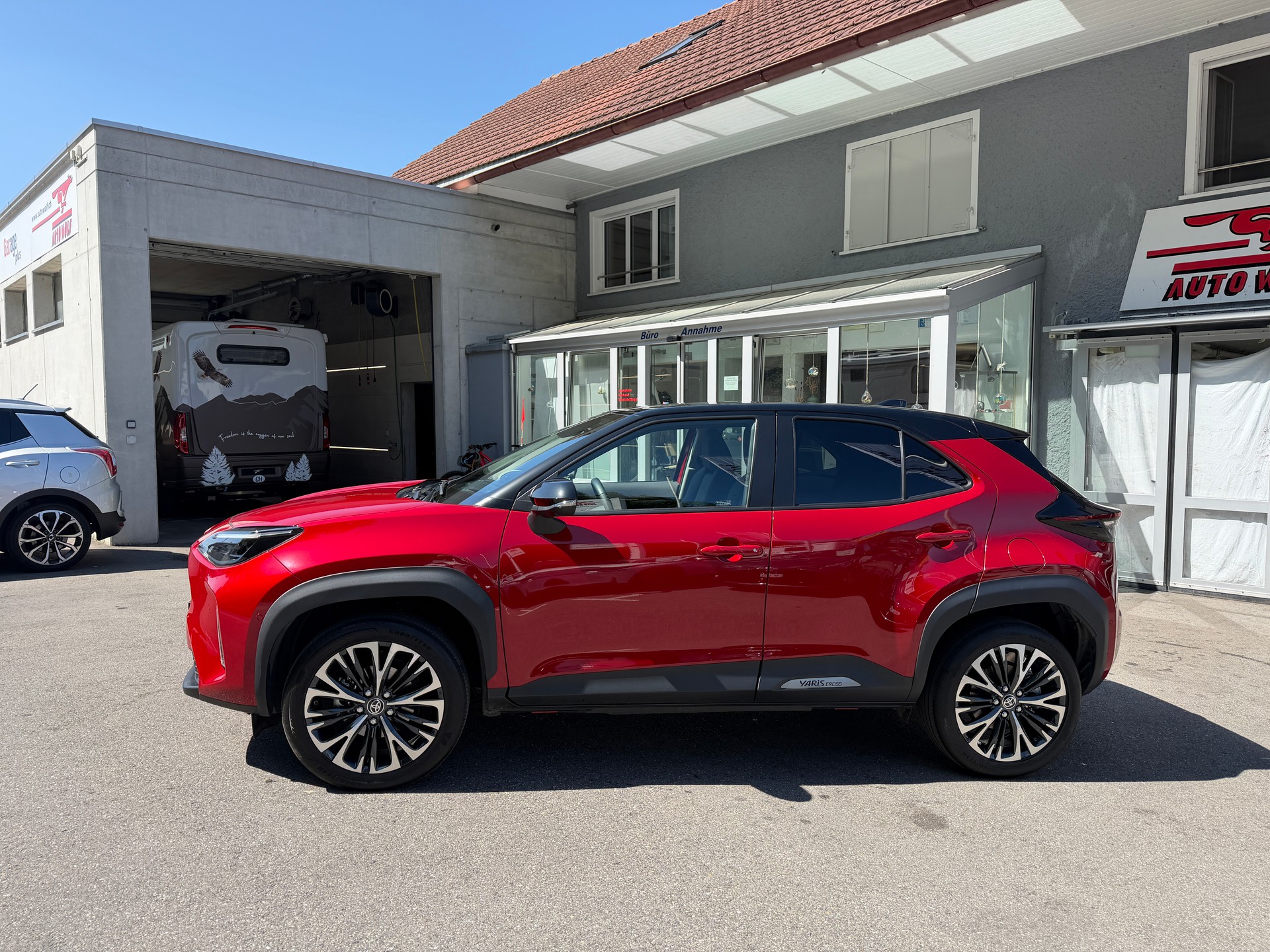 TOYOTA Yaris Cross 1.5 Elegant e-CVT AWDi-image-1