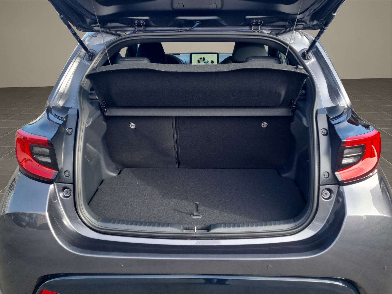 TOYOTA Yaris 1.5 VVT-i HSD Premium-image-12