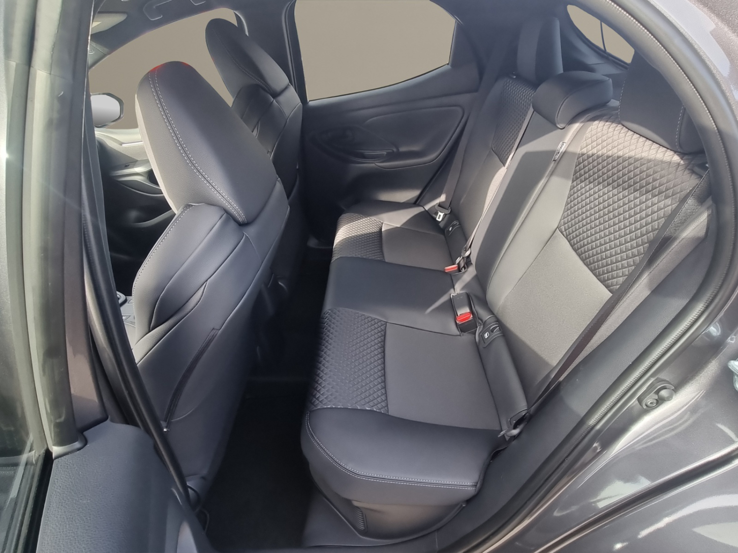 TOYOTA Yaris 1.5 VVT-i HSD Premium-image-9
