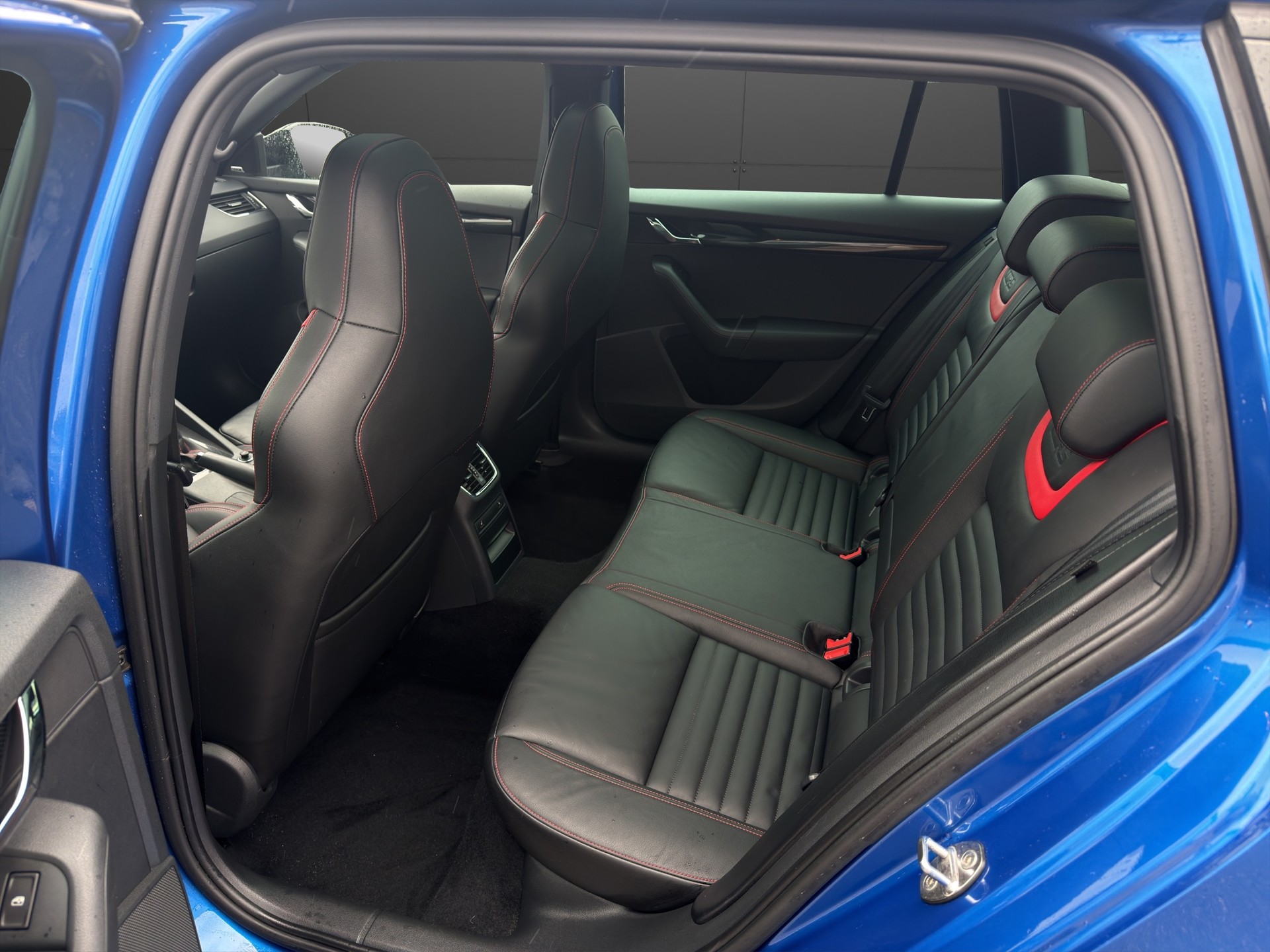 SKODA Octavia Combi 2.0 TDI RS 4x4 DSG-image-22