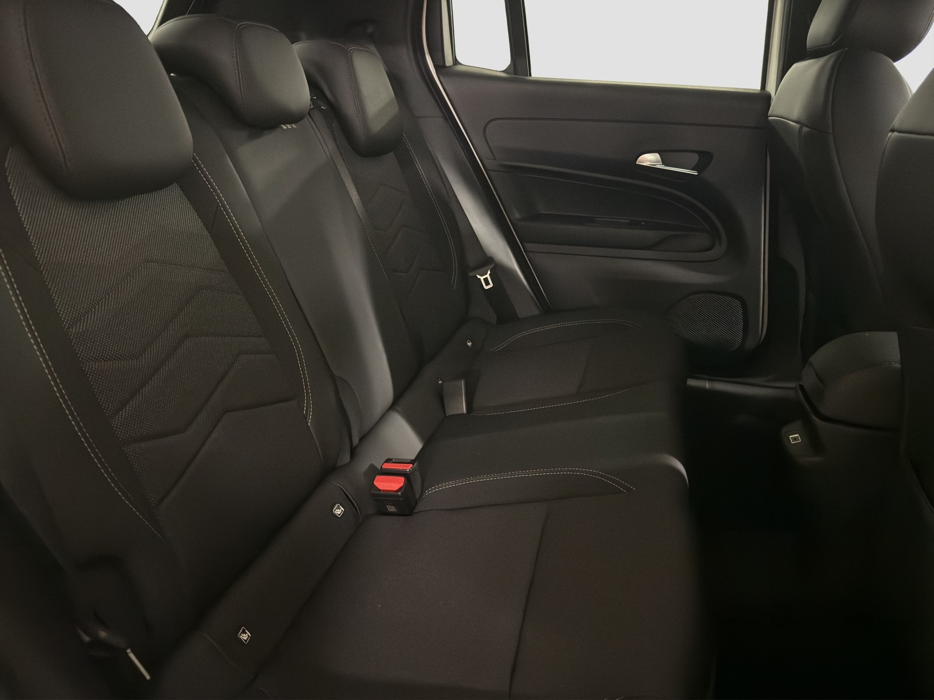 JEEP Avenger 1.2 MHEV Black Edition-image-11