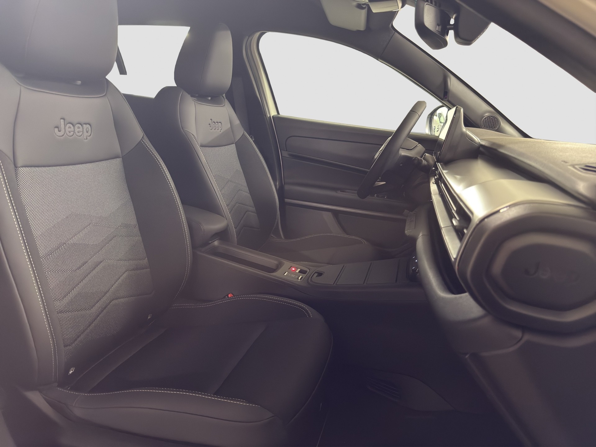 JEEP Avenger 1.2 MHEV Black Edition-image-9