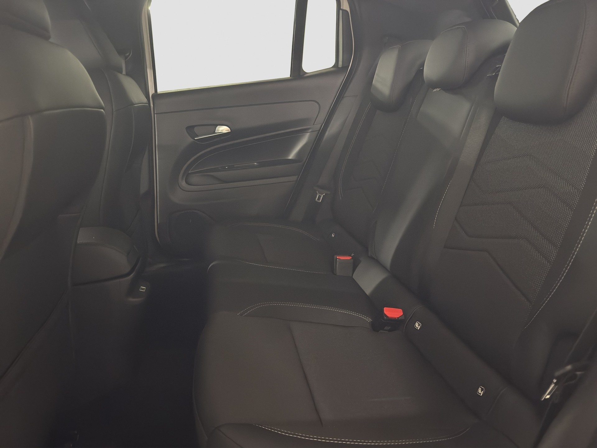 JEEP Avenger 1.2 MHEV Black Edition-image-10