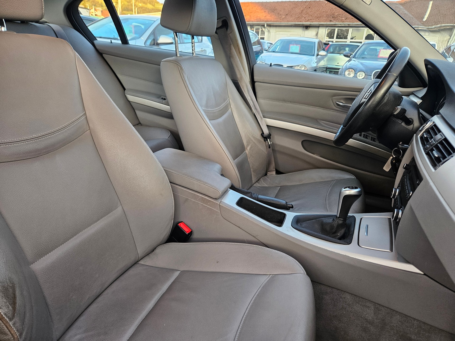 BMW 325i-image-14