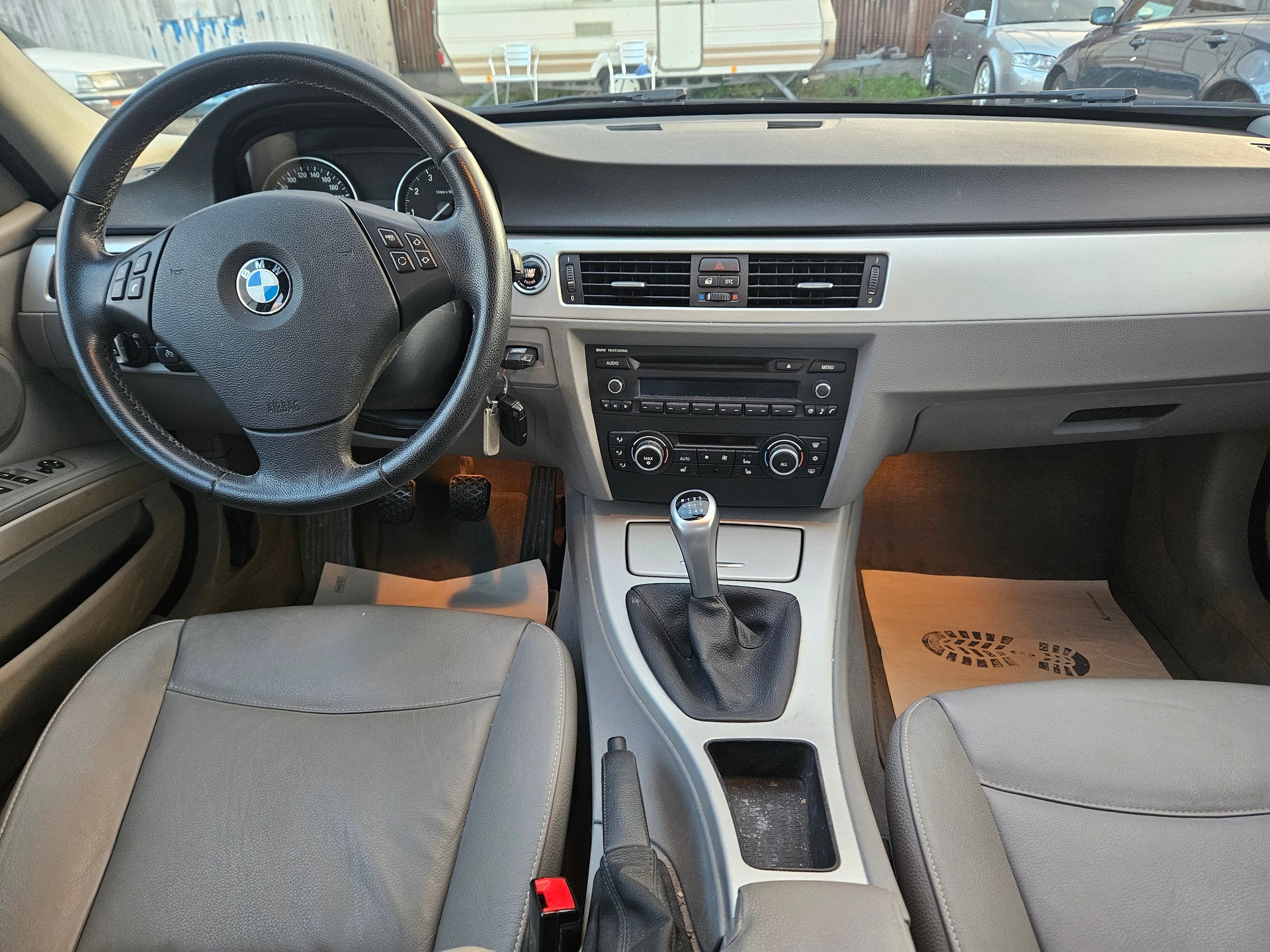 BMW 325i-image-8