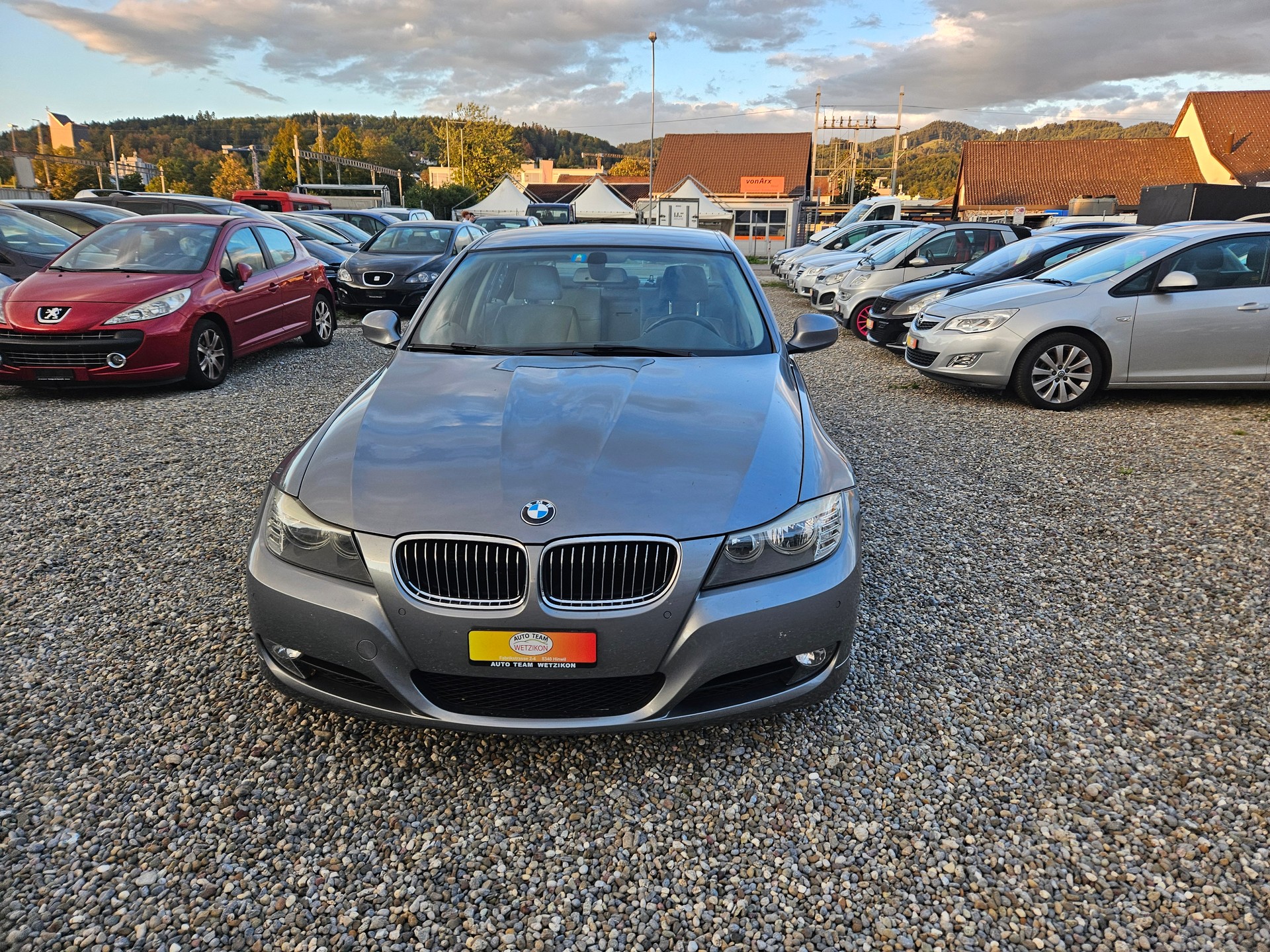 BMW 325i-image-1