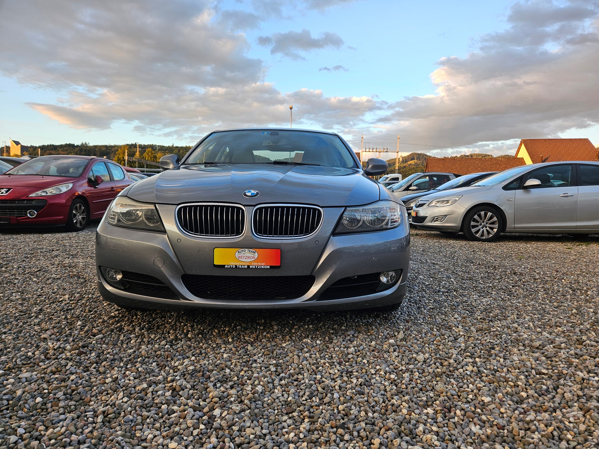 BMW 325i-image-11