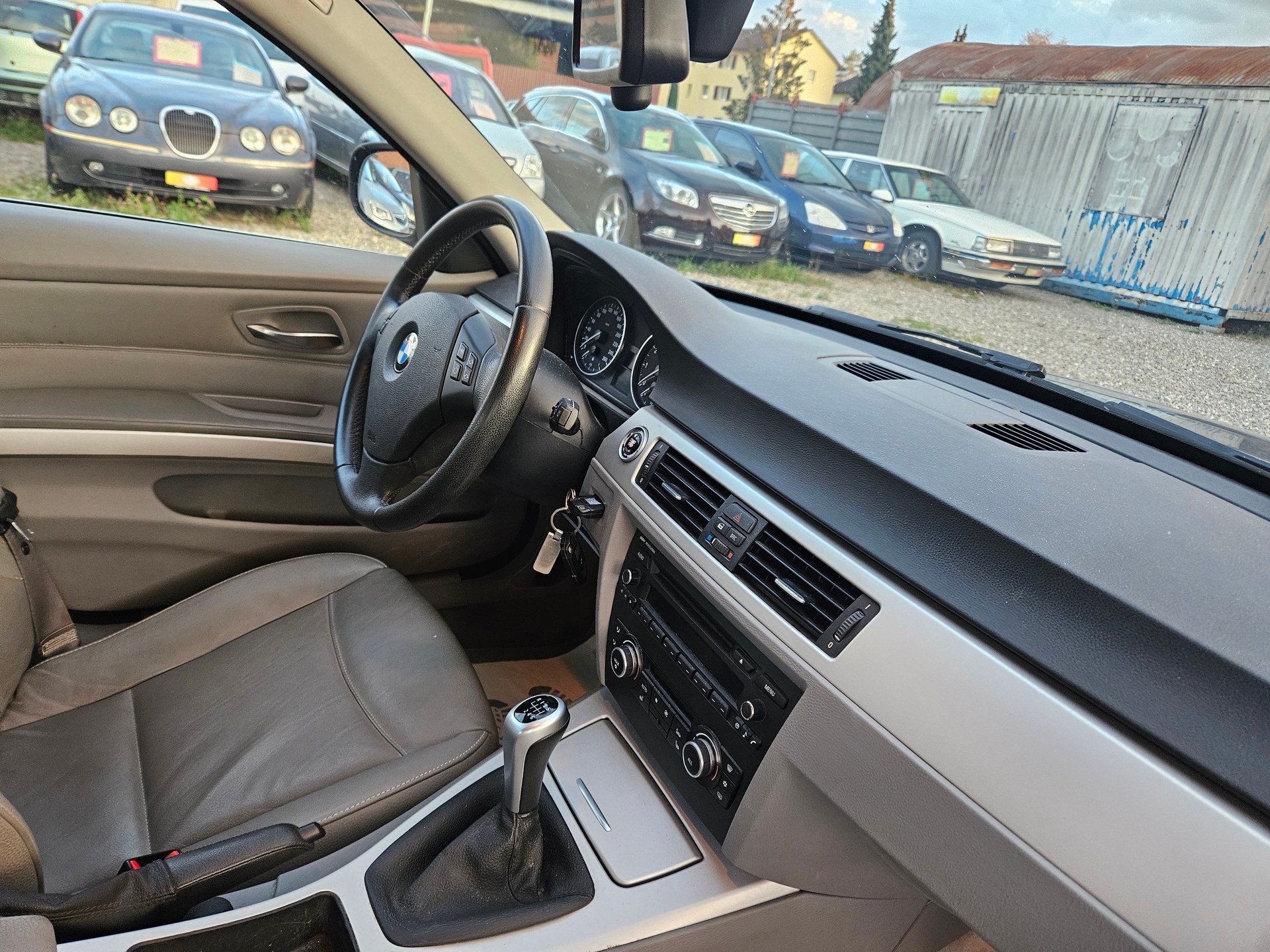 BMW 325i-image-13