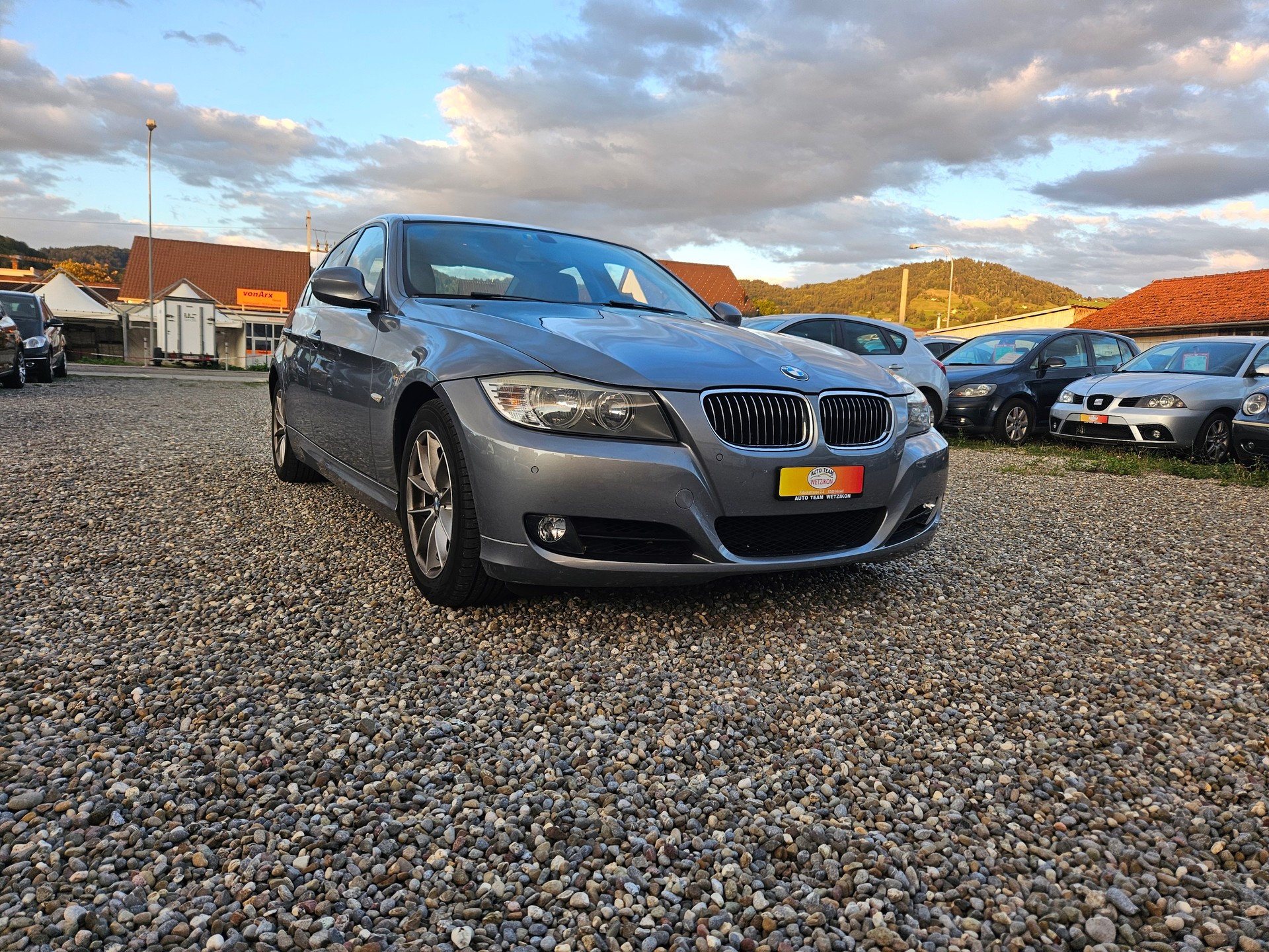 BMW 325i-image-12