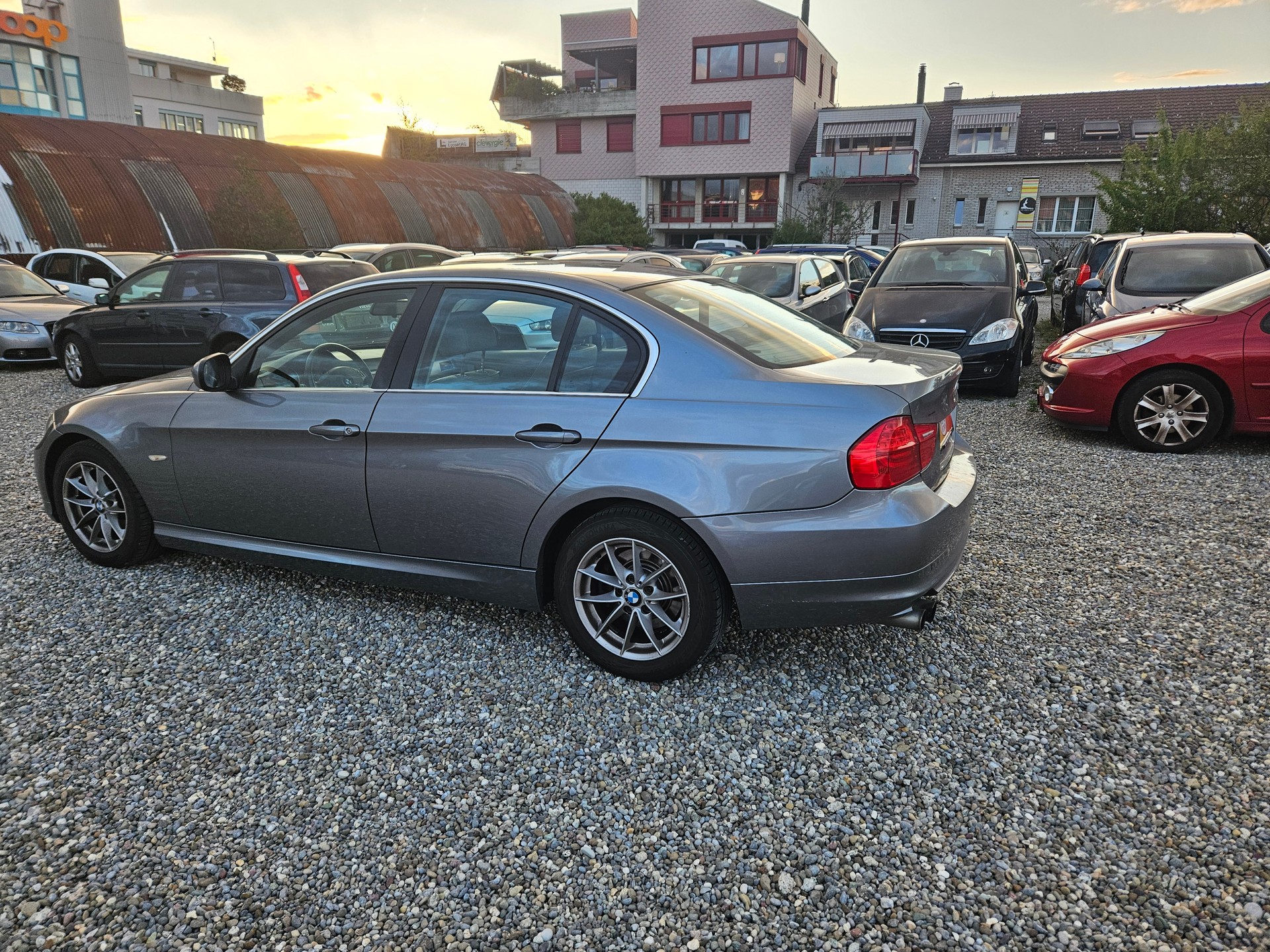 BMW 325i-image-5