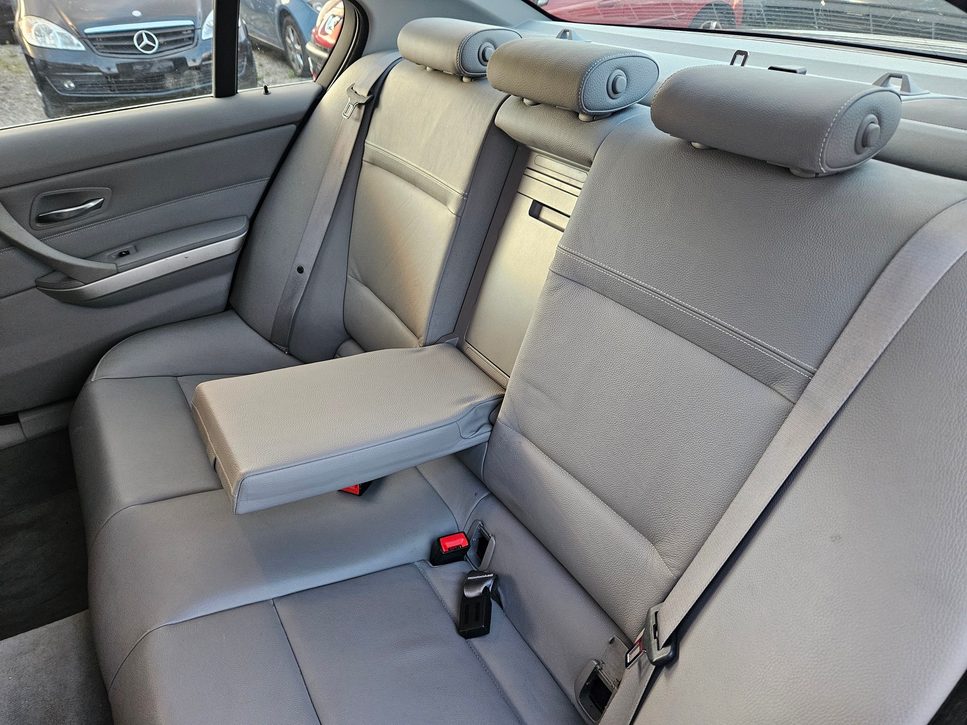 BMW 325i-image-7