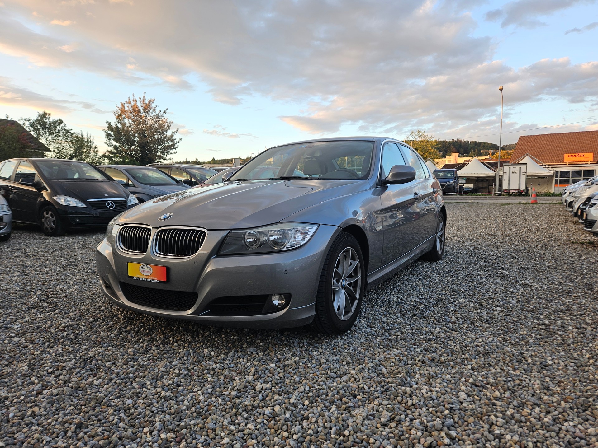 BMW 325i-image-10