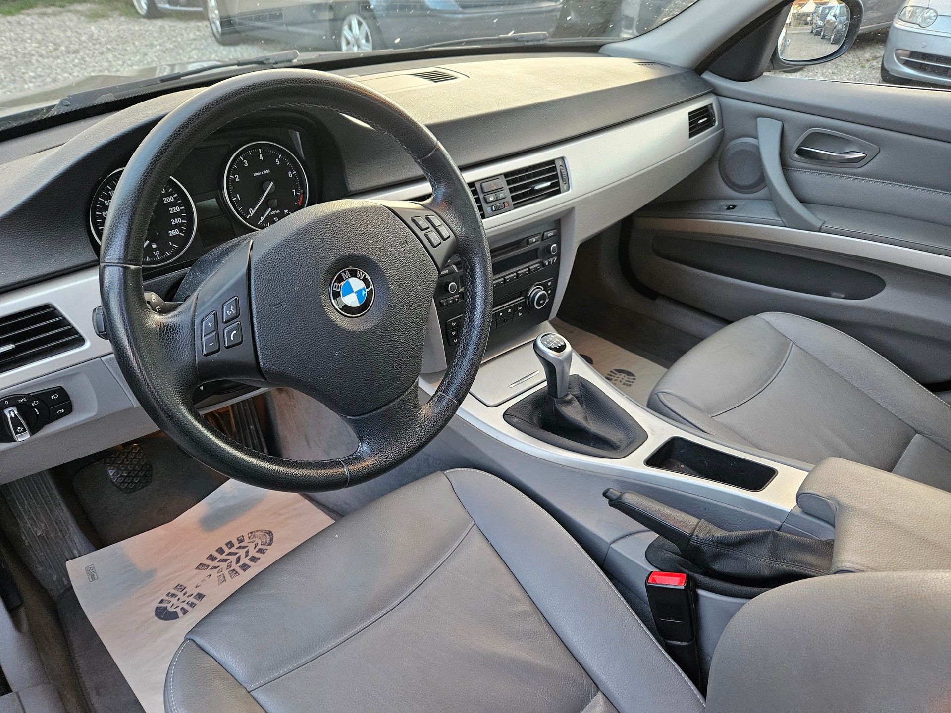 BMW 325i-image-9