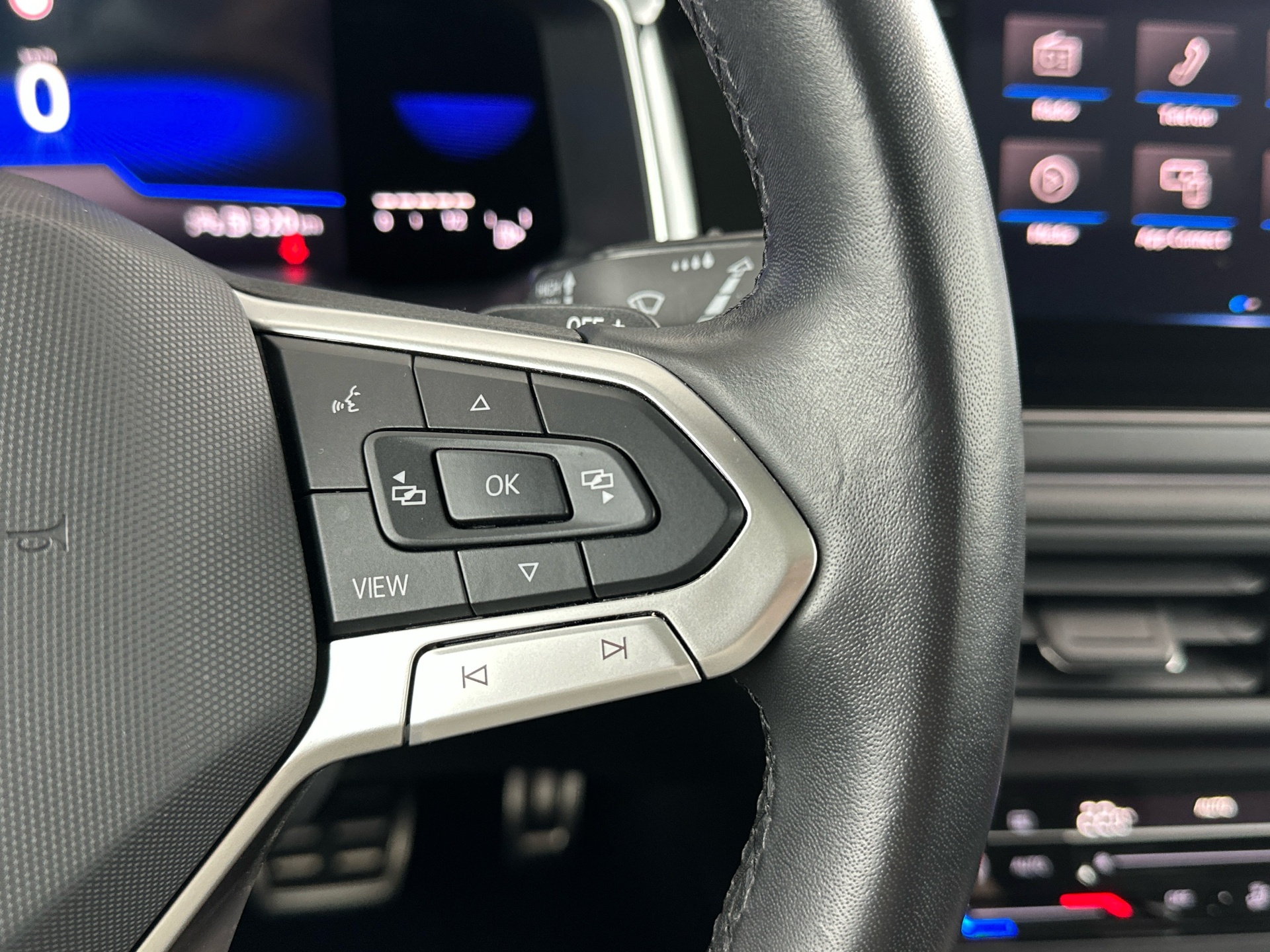 VW Taigo 1.5 TSI R-Line DSG ° Sonderlackierung Grün & Schwarz ° Panorama-Glasdach-image-14